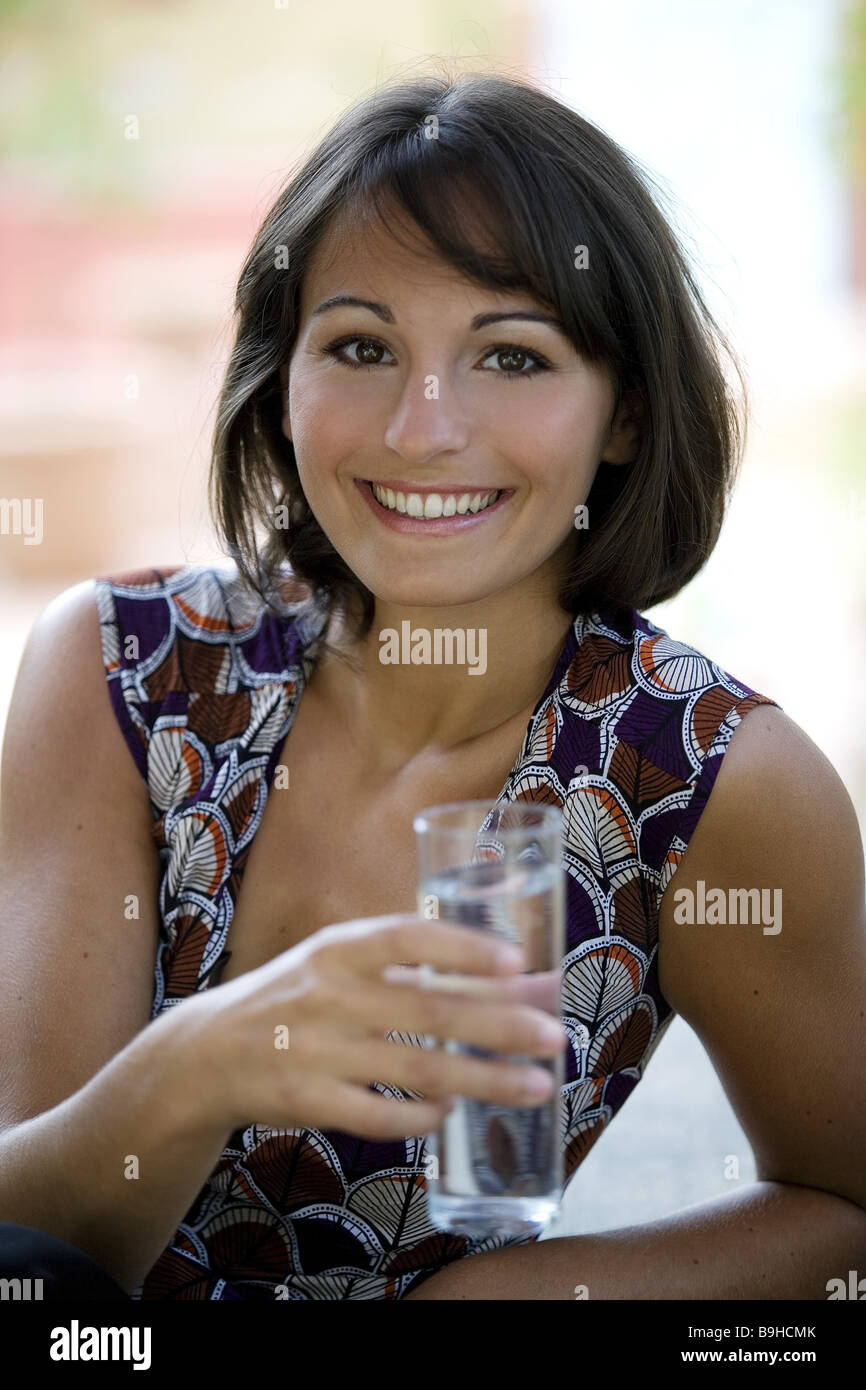 Siège femme jeune rire regarder camera tumbler holding 20-30 ans regard caméra soif brunette femme nutrition fraîcheur Banque D'Images