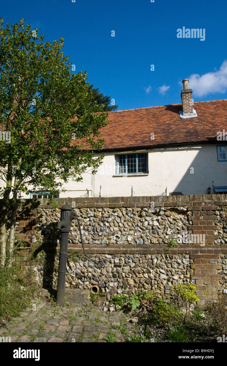 Les vieux bâtiments dans le village de West Wycombe Buckinghamshire Banque D'Images