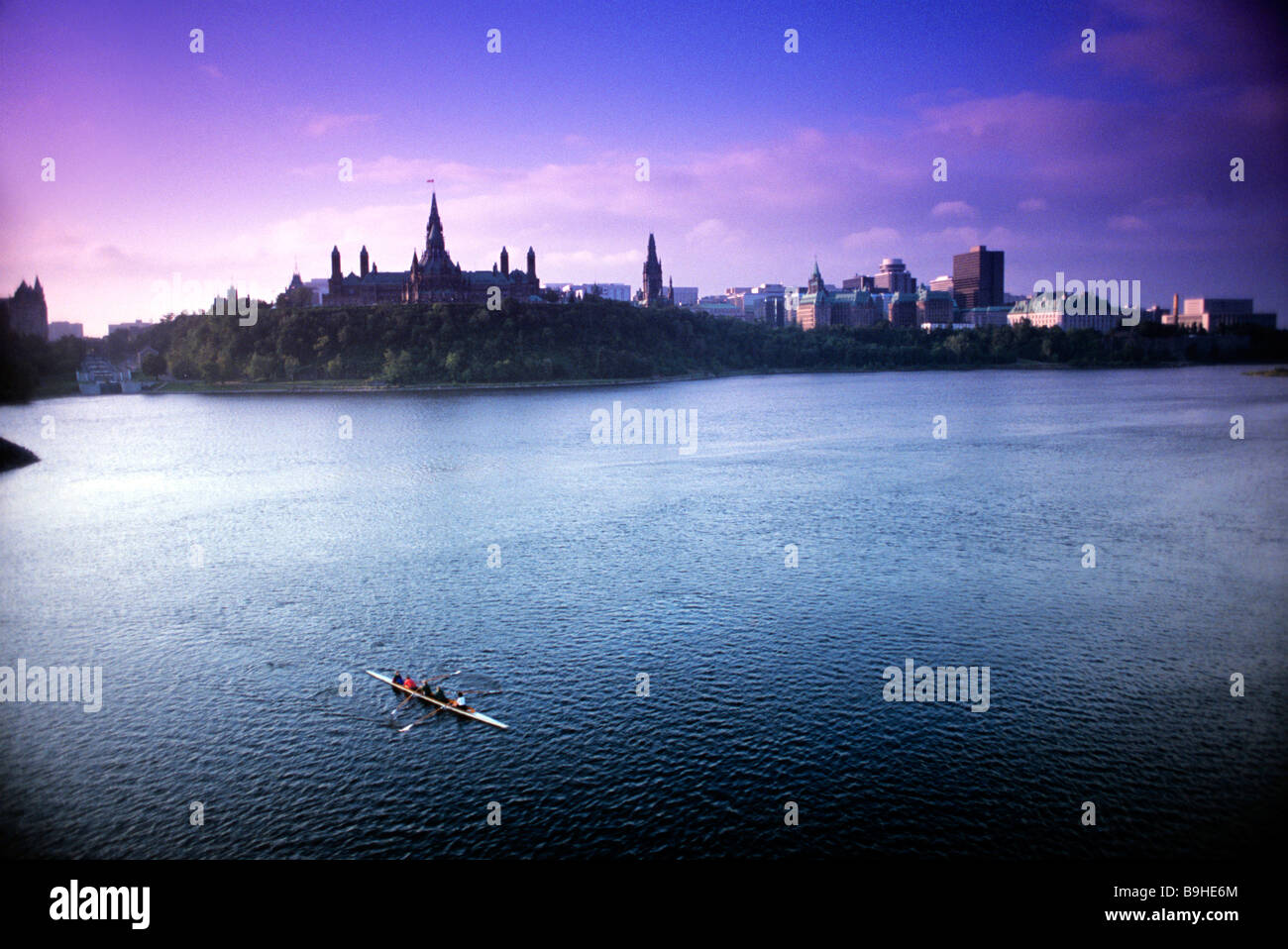 Amérique du Nord Canada Ontario Ottawa Ottawa River rameurs du bâtiment du parlement européen Banque D'Images