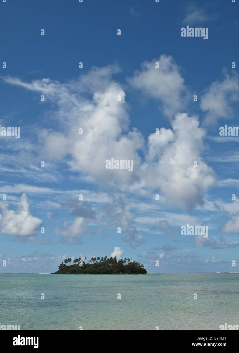 Les cumulus sur l'île du Pacifique sud Banque D'Images