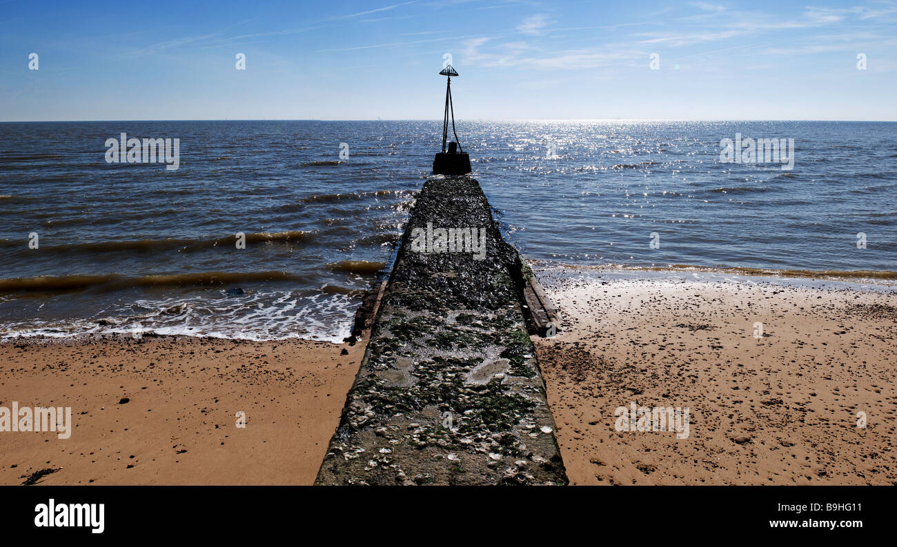 Un brise-lames en béton sur la plage de Clacton dans l'Essex. Banque D'Images