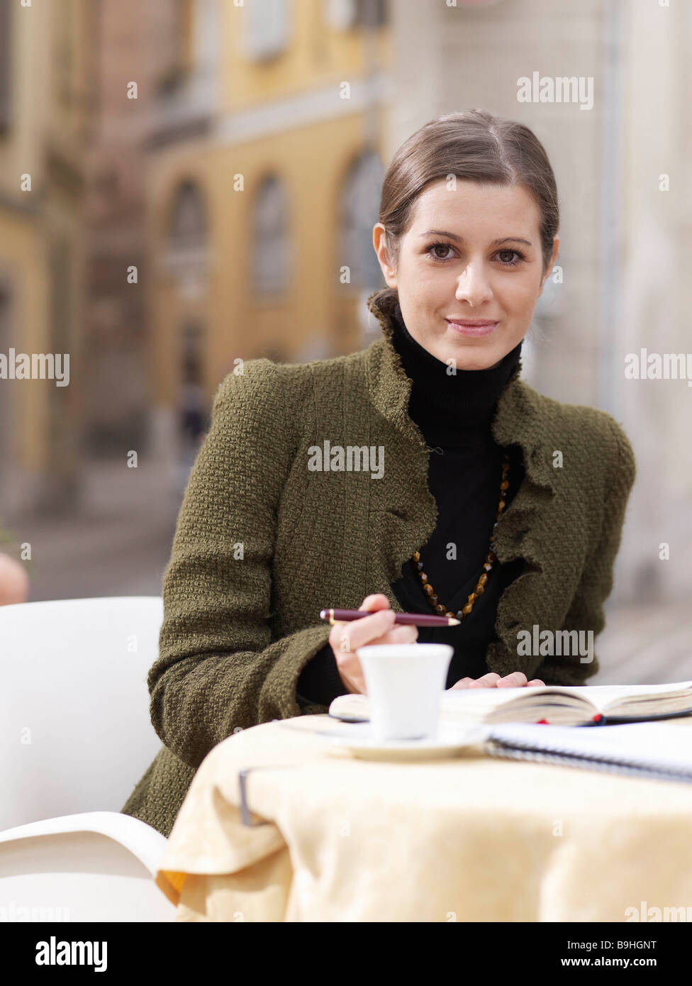 Portrait of young woman in piazza Banque D'Images