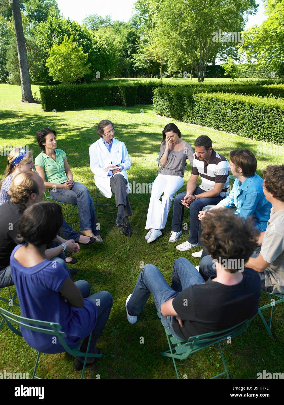 Cercle de personnes en plein air, rehab Banque D'Images