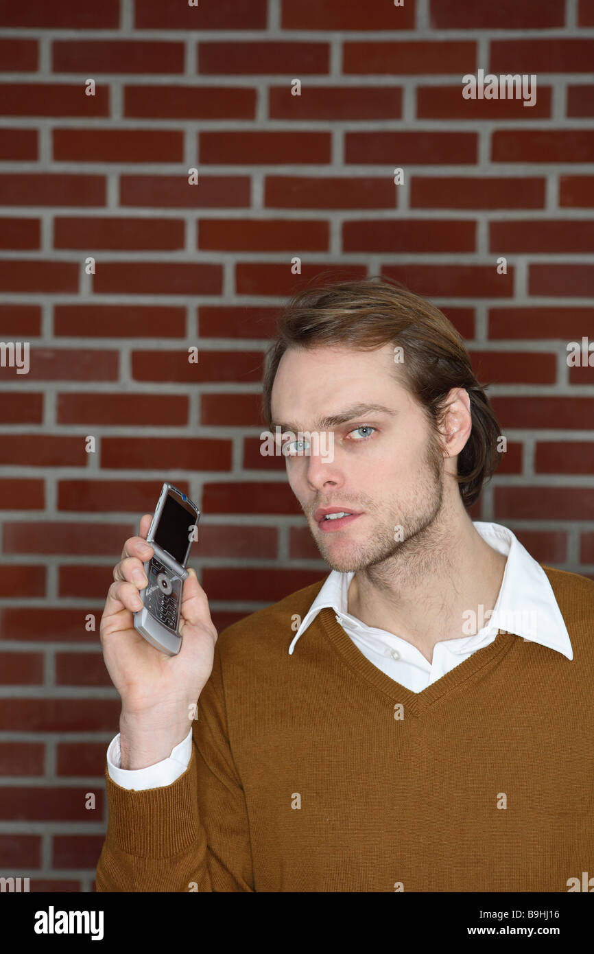 Jeune homme portrait téléphone cellulaire sérieusement les gens de 20 à 30 ans 30 à 40 ans blond foncé barbe de trois jours seul alertly intéressant Banque D'Images