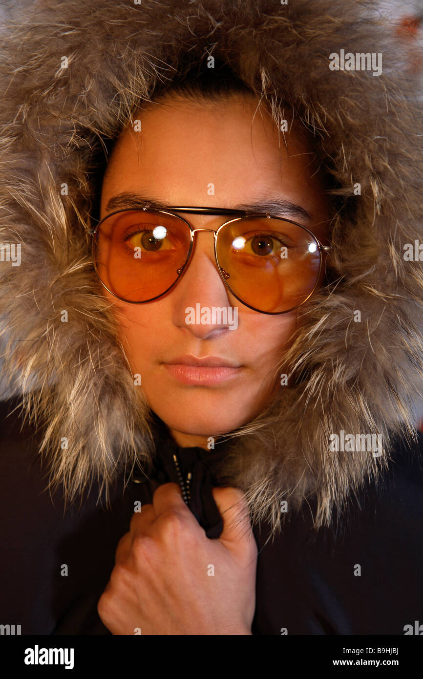 Jeune femme veste hiver sérieusement-fourrure capot-colliers reste fermée en verre personnes sun portrait Fille 16-20 ans 20-30 ans Banque D'Images