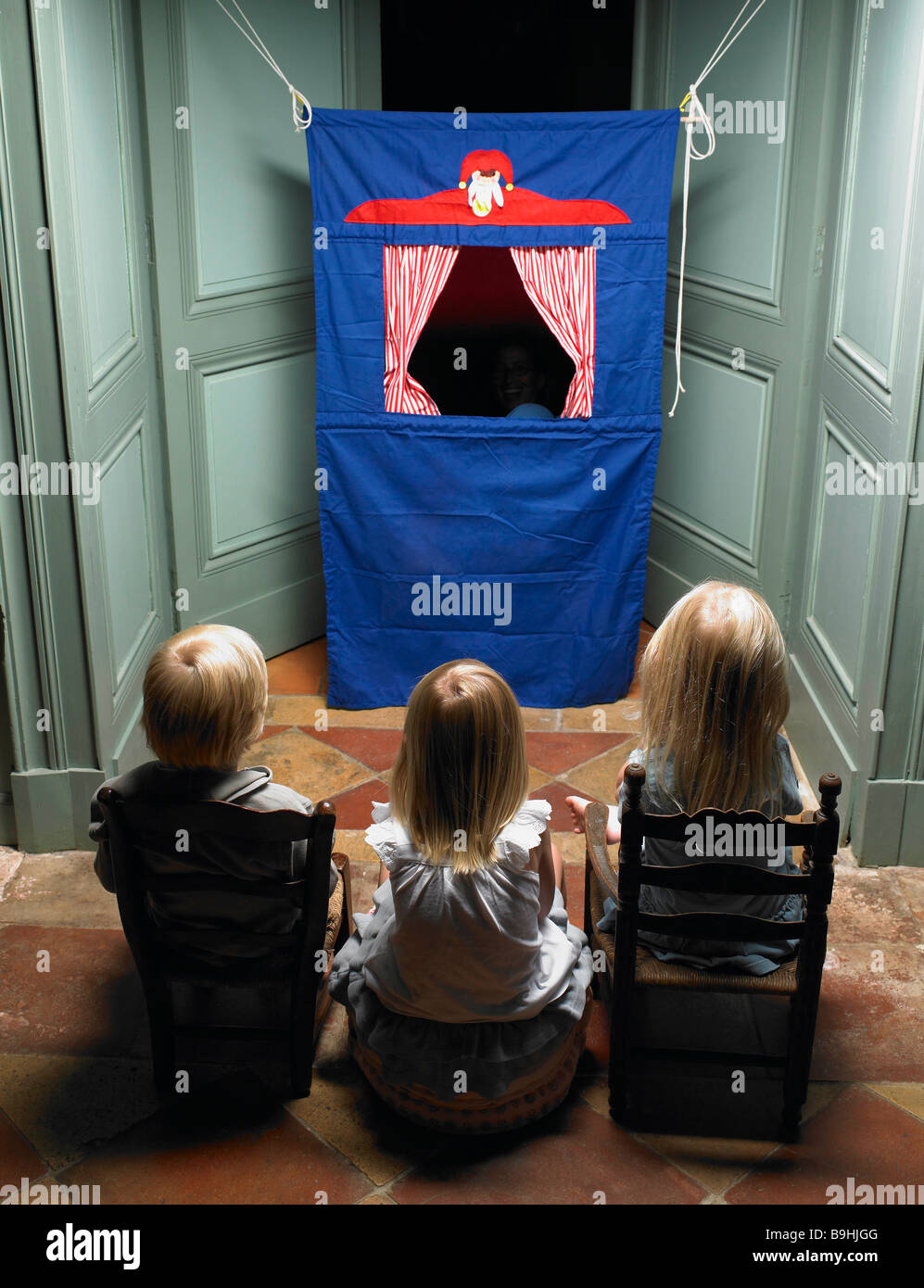 Les enfants de regarder un spectacle de marionnettes Banque D'Images