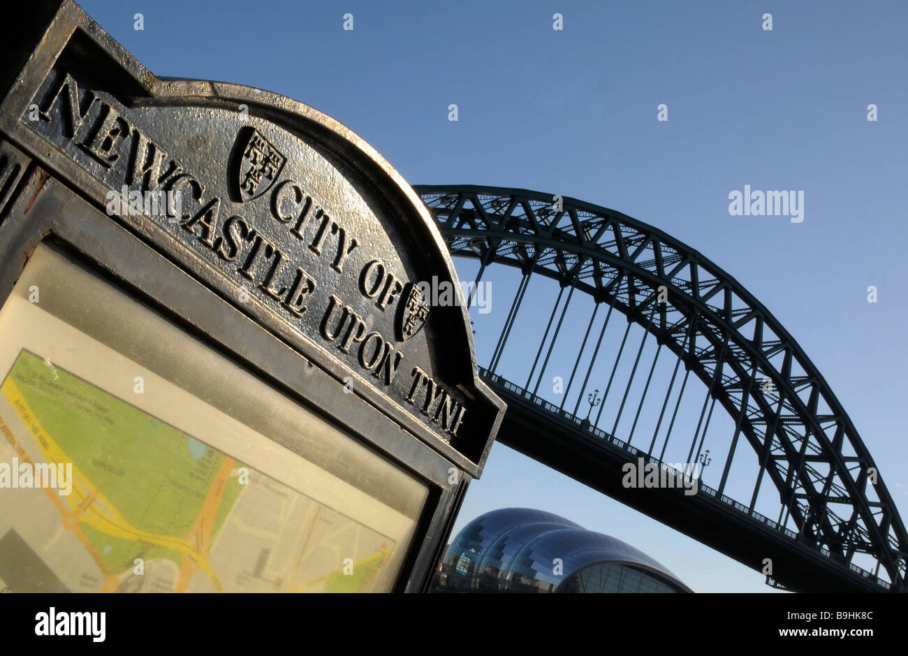 Ville de Newcastle-upon-Tyne signe représenté avec le Tyne Bridge et une partie de la Sage Music Center dans l'arrière-plan. Banque D'Images