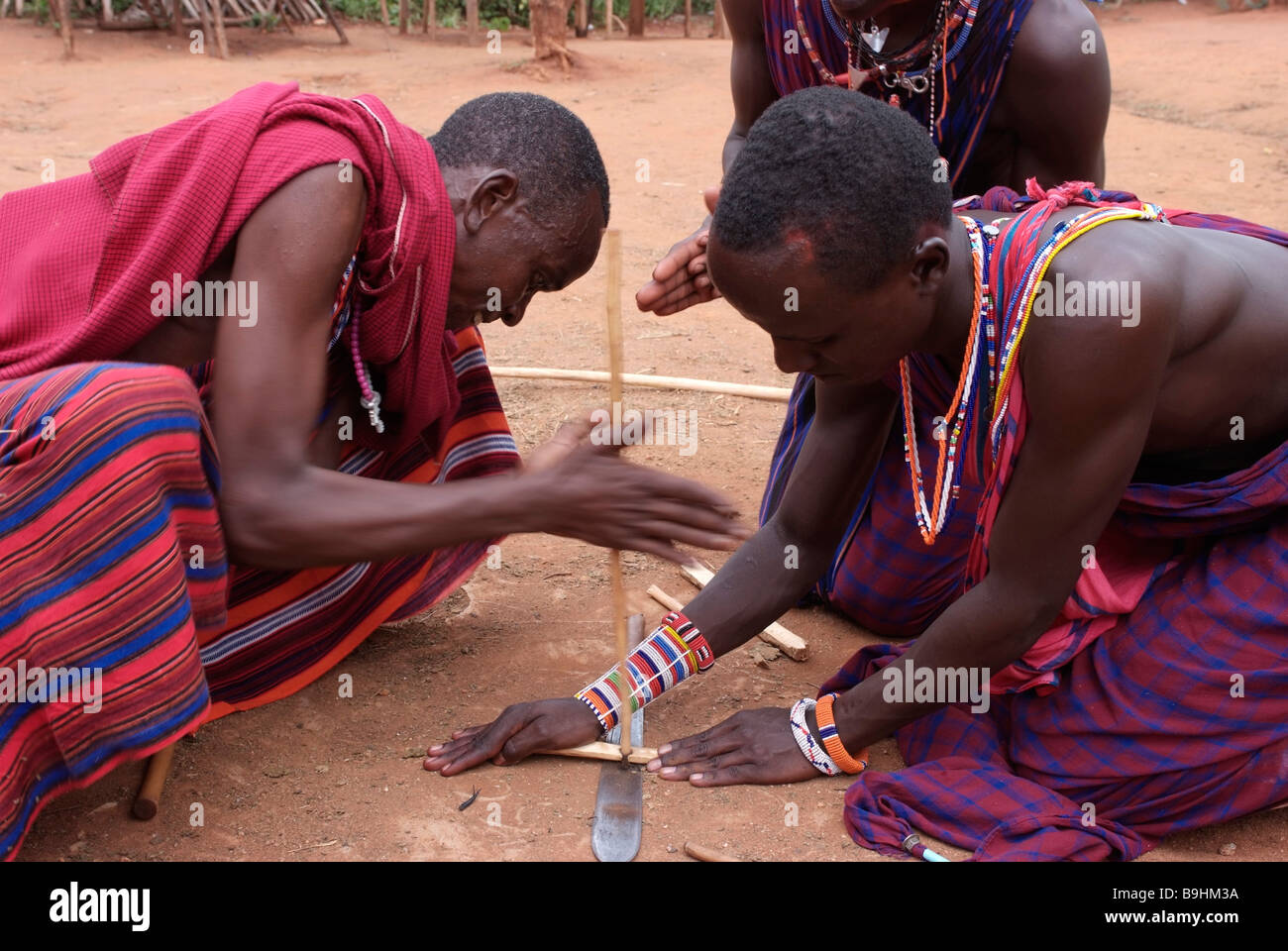 Massai déclencher un incendie d'une façon traditionnelle, Kanya, Afrique Banque D'Images