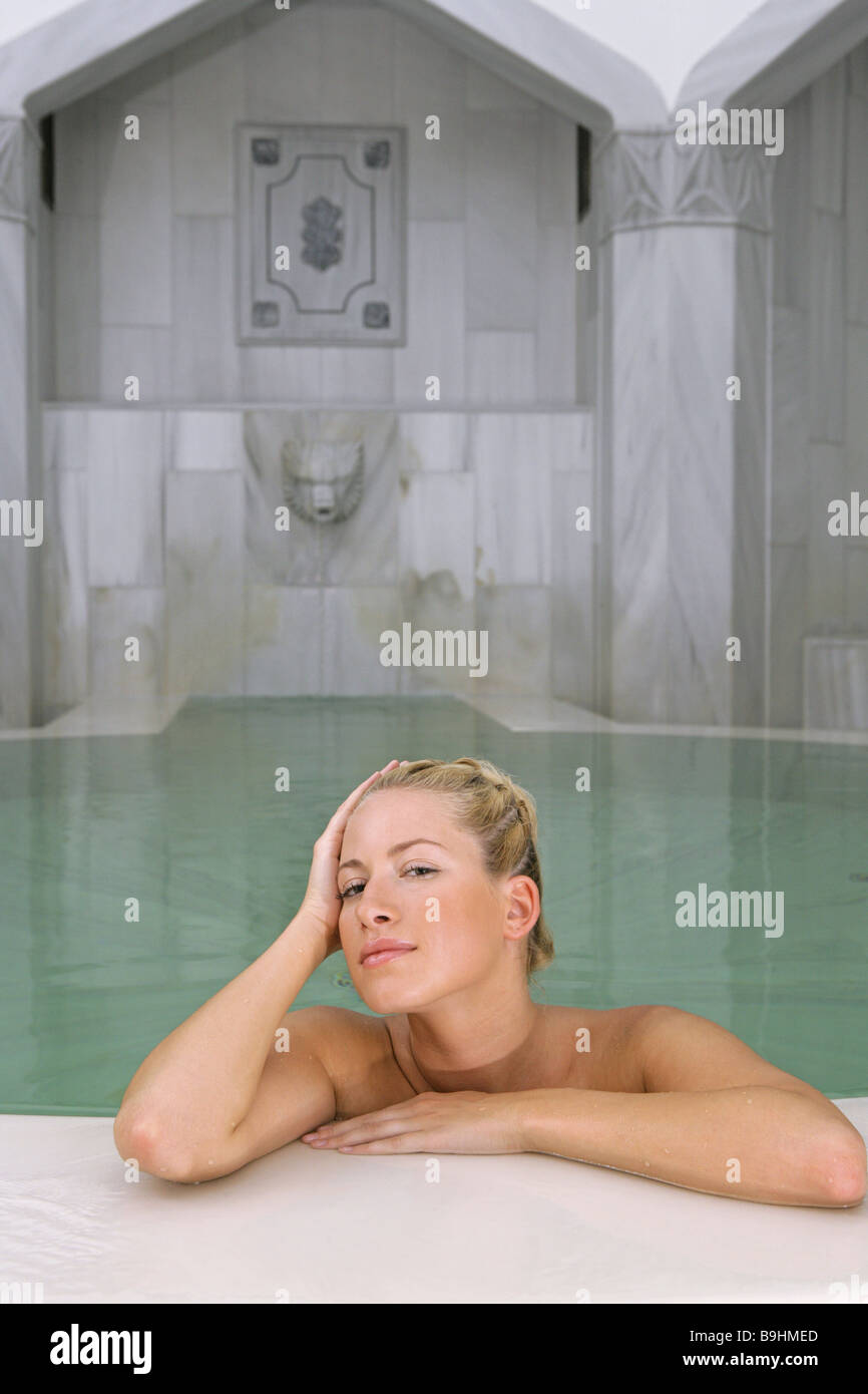 "Femme Turquie baignoire'Application reposait bien-être détente relaxation beauté bain récupération puits femme loisirs Banque D'Images