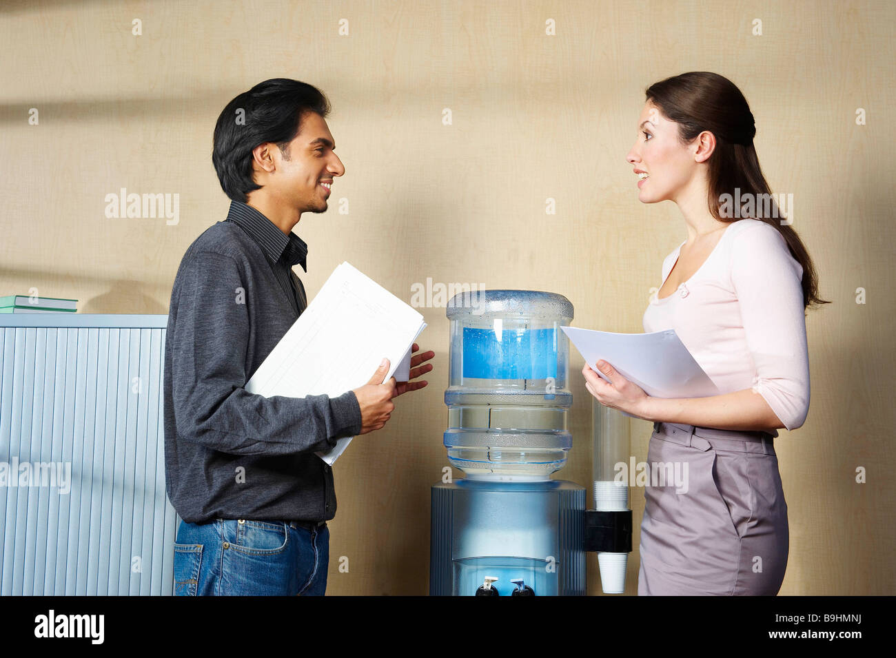 L'homme et de la femme chat par refroidisseur d'eau Banque D'Images