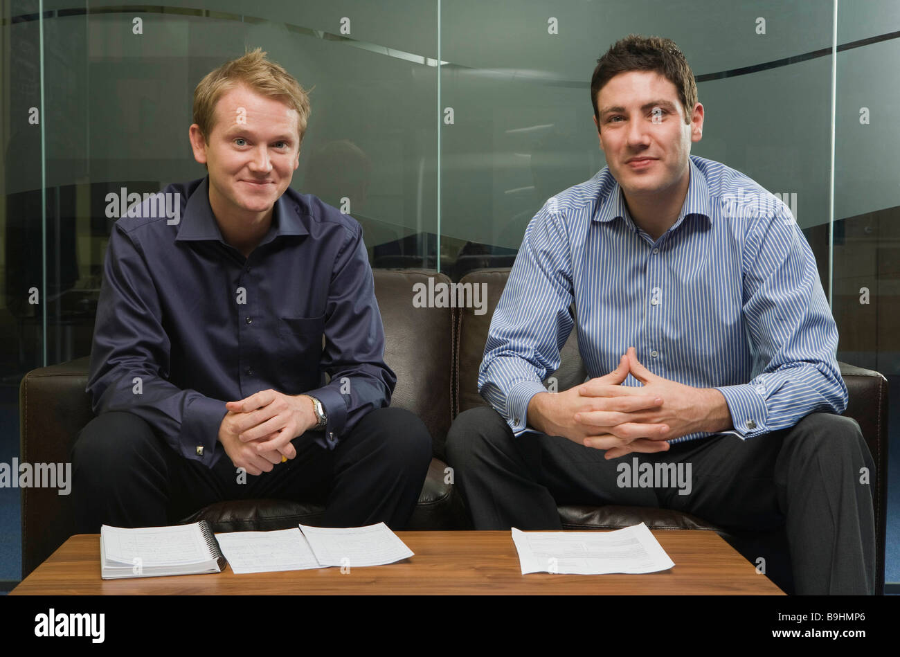 Deux hommes assis sur le canapé Banque D'Images