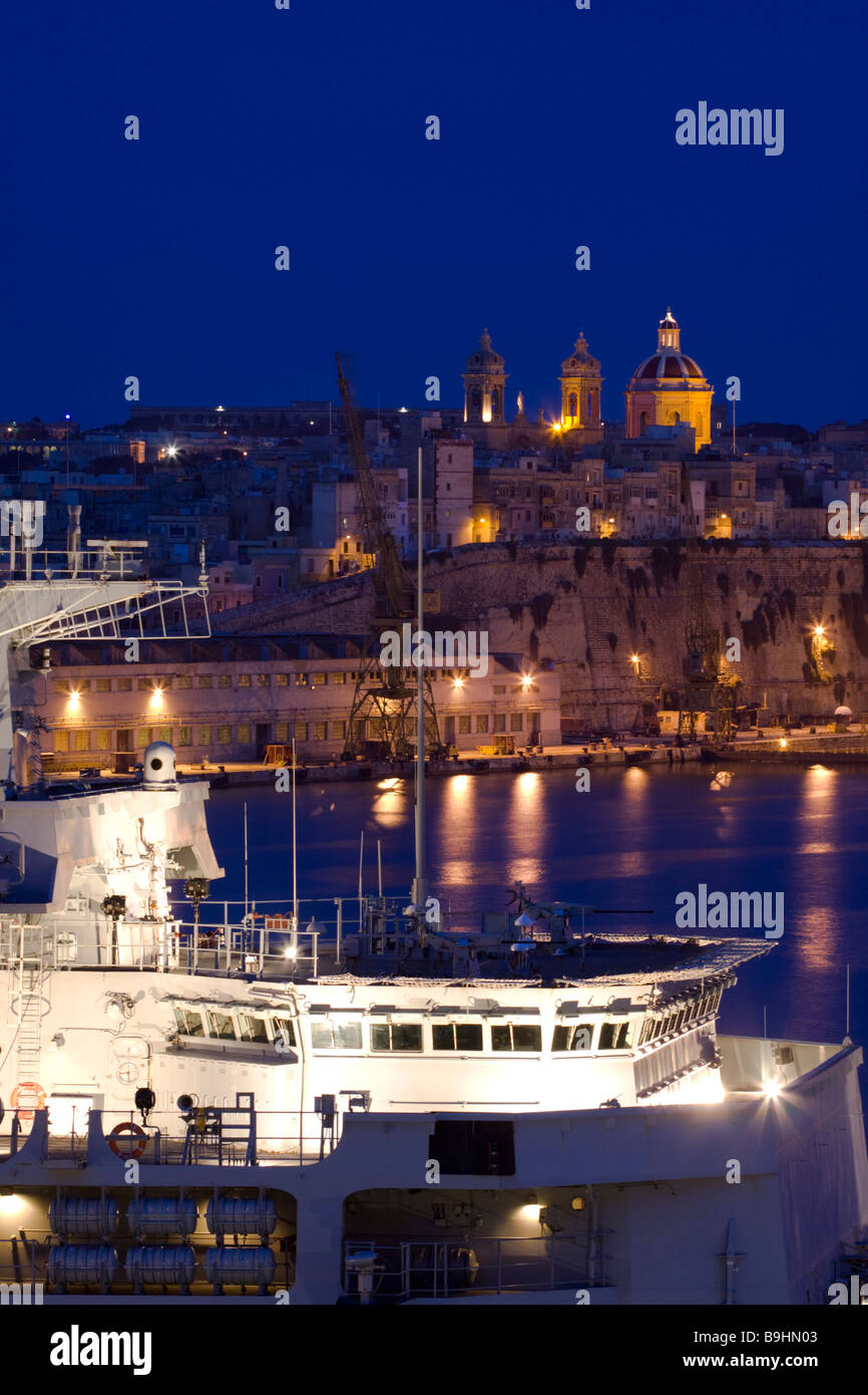 Pont de navire d'assaut de la Royal Navy HMS rempart avec Senglea et Grand Port de La Valette en arrière-plan Banque D'Images