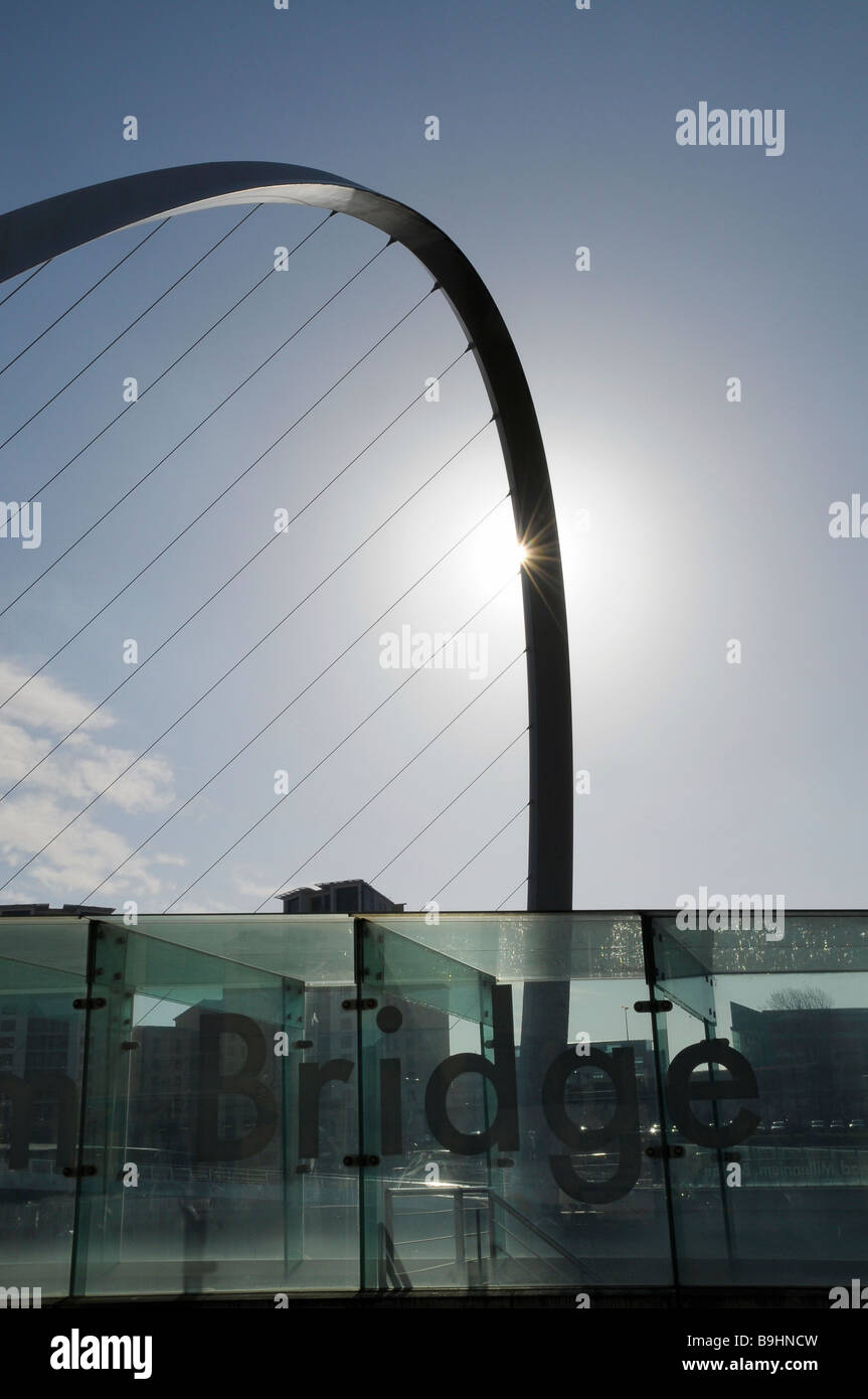 L'emblématique pont du millénaire à Newcastle-Upon-Tyne, avec soleil du matin à la torche en la structure. Banque D'Images