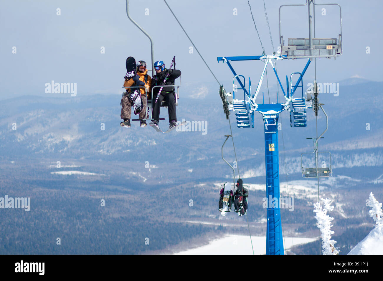 Skieurs sur une remontée mécanique jusqu'à la montagne Banque D'Images
