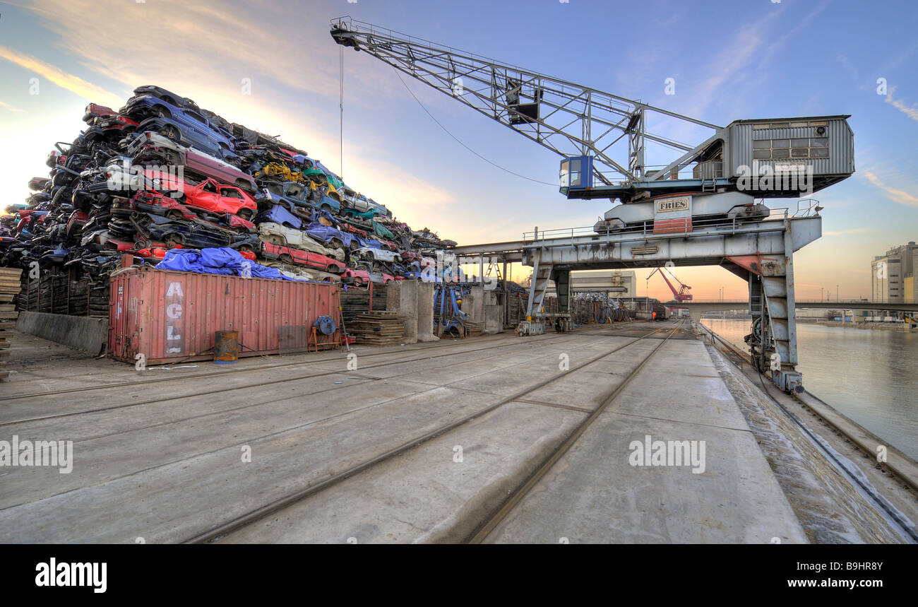 Voitures sur un parc à ferrailles, port de Stuttgart, Bade-Wurtemberg, Allemagne, Europe Banque D'Images