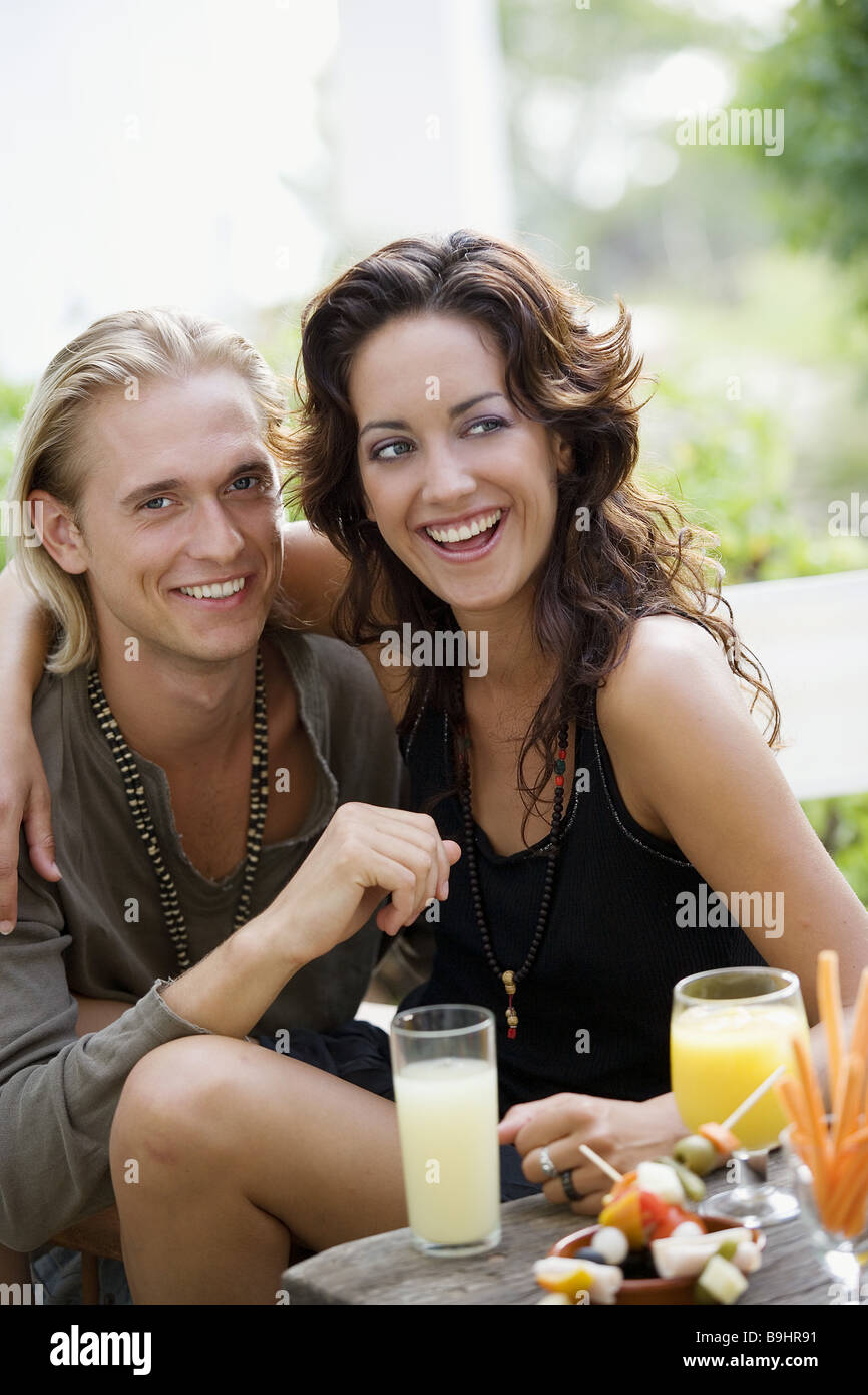Les jeunes rient joyeusement Mate boissons à l'extérieur de 20 à 30 ans l'alcool amusé l'un sur l'autre à l'extérieur tipsy blonde Banque D'Images