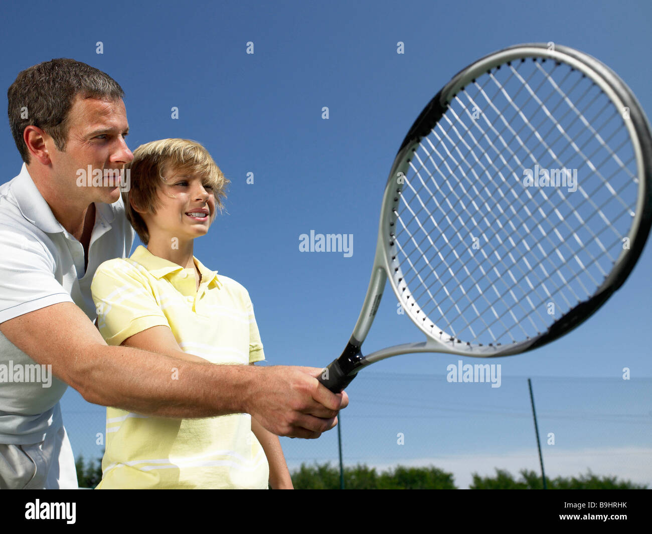 Leçon de tennis sous la chaleur Banque D'Images