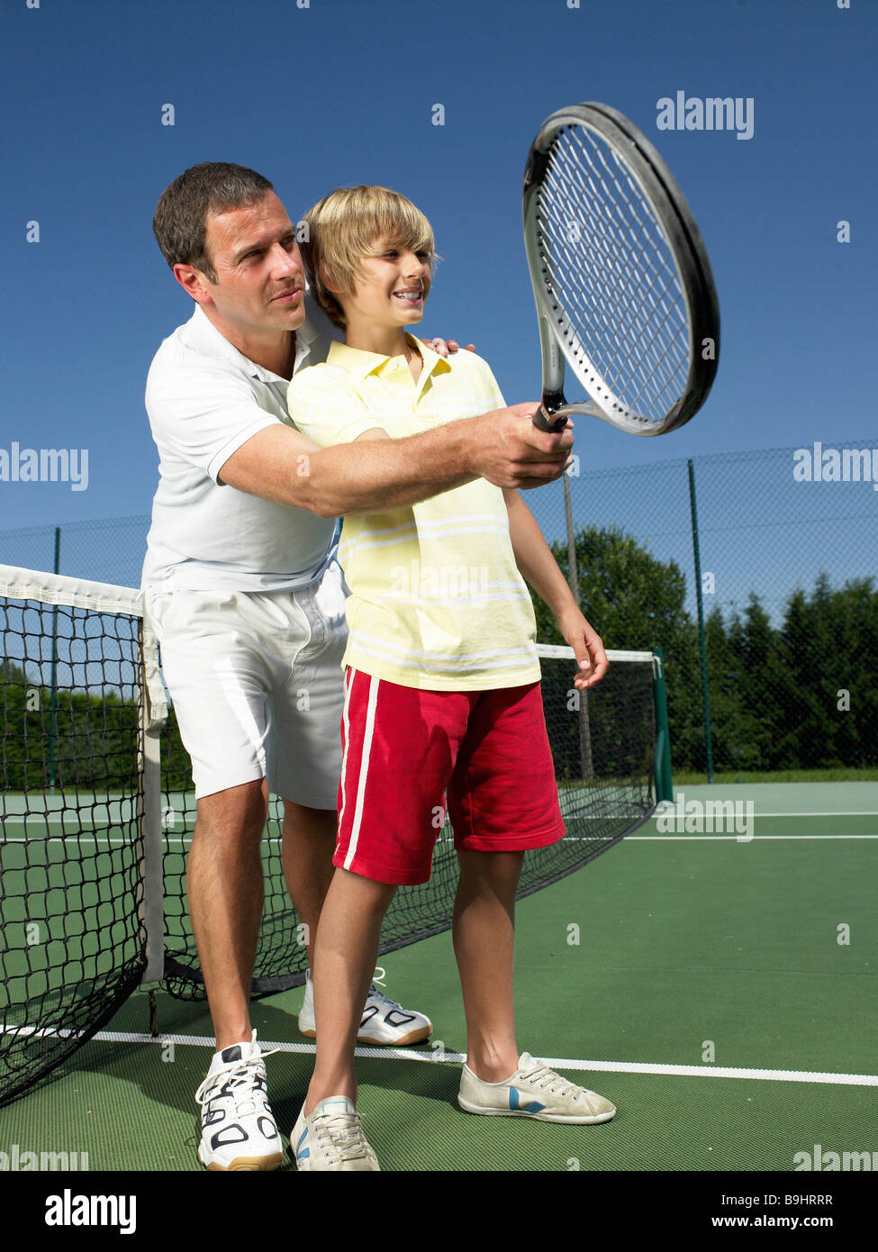Leçon de tennis sous la chaleur Banque D'Images
