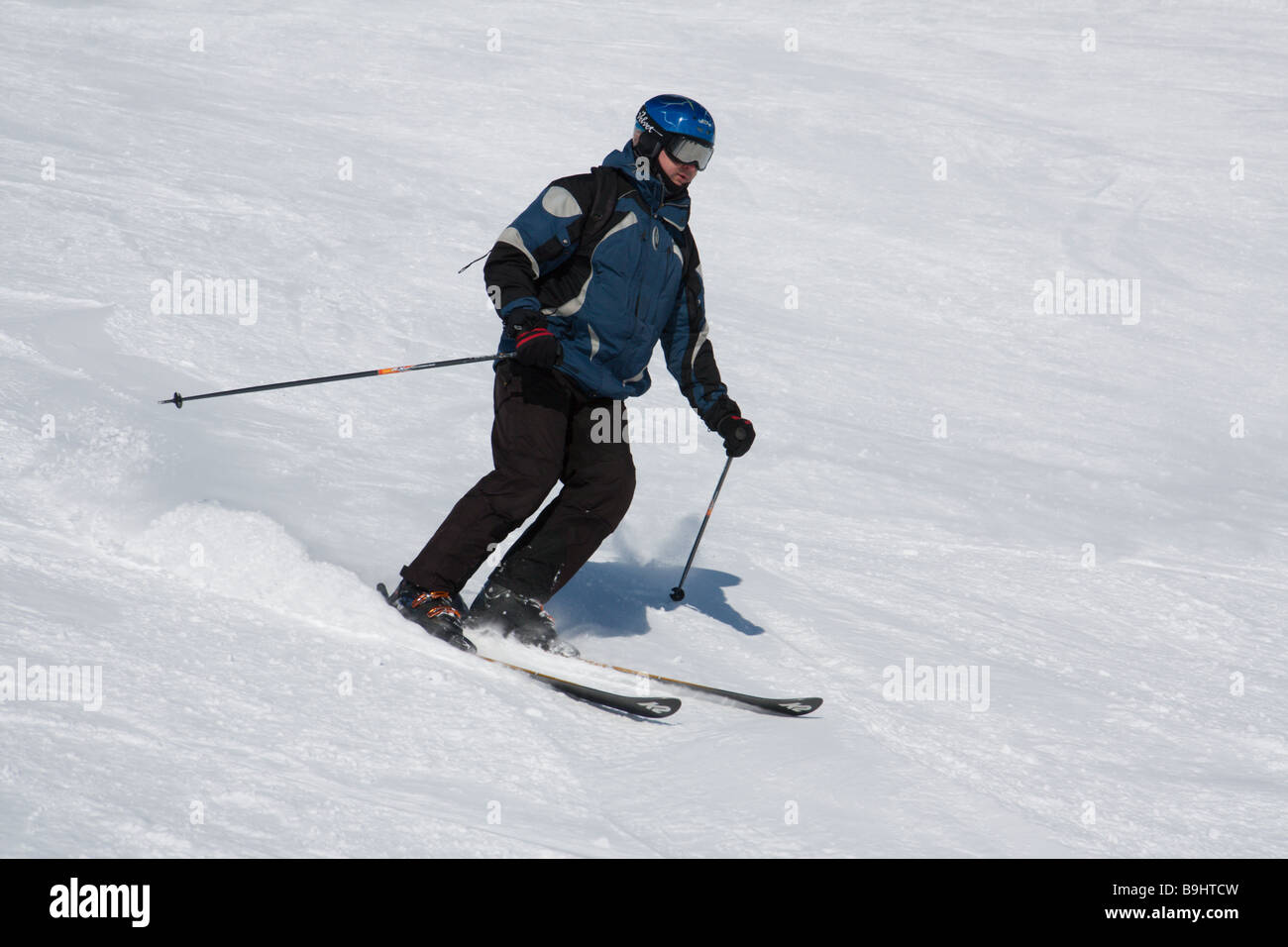 Mountain ski rider sur un versant de montagne Banque D'Images