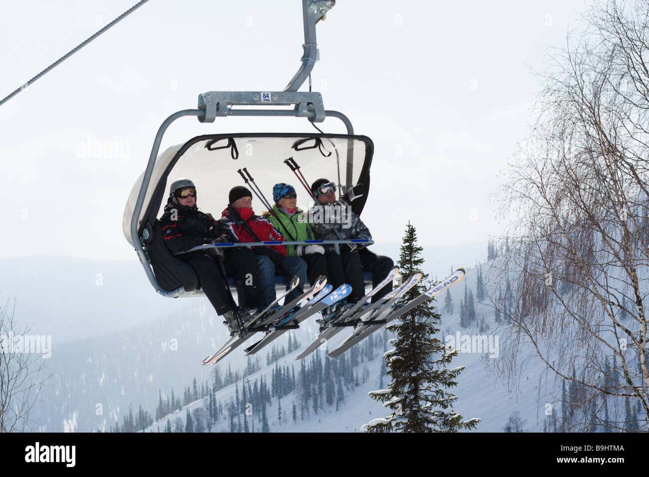 Skieurs sur une remontée mécanique jusqu'à la montagne Banque D'Images