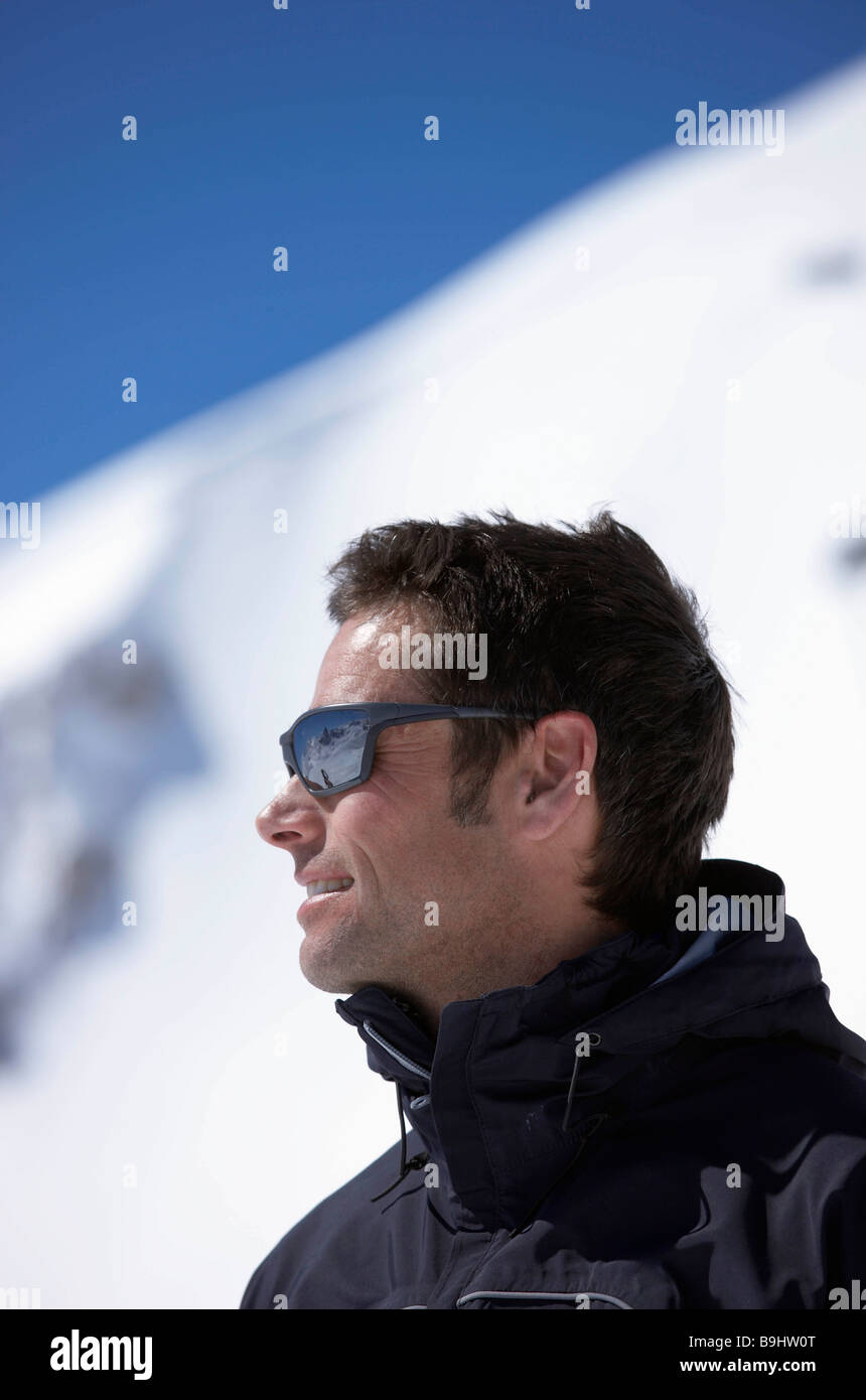 L'homme portant des lunettes de soleil sur montagne Photo Stock - Alamy