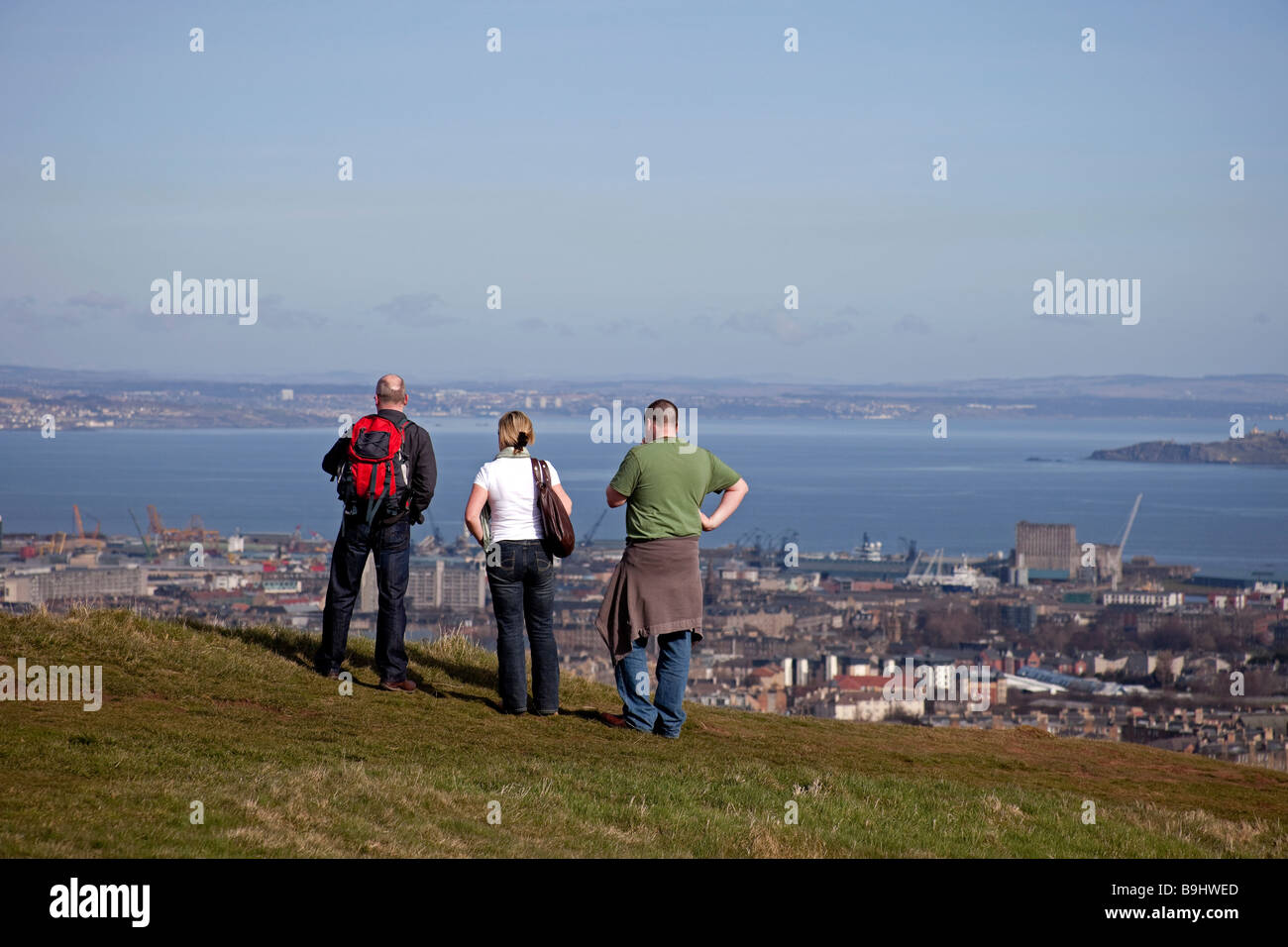 Deux mâles et femelles à la recherche sur la ville d'Édimbourg, Écosse, Royaume-Uni, l'Europe d'en haut du parc Holyrood Banque D'Images