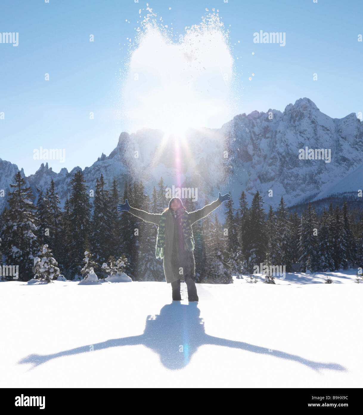 Woman throwing snow haut dans l'air Banque D'Images