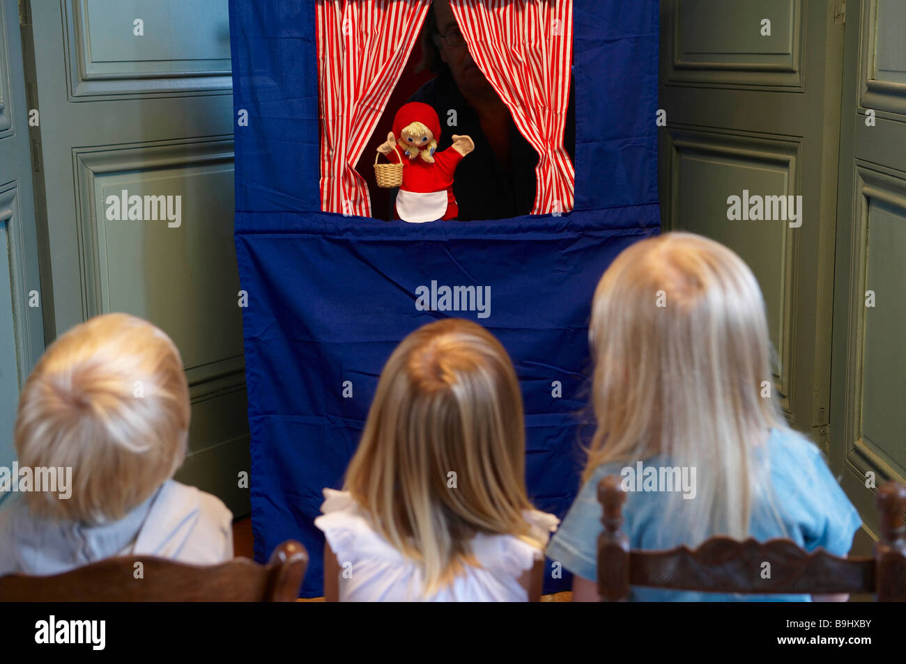 Les enfants de regarder un spectacle de marionnettes Banque D'Images