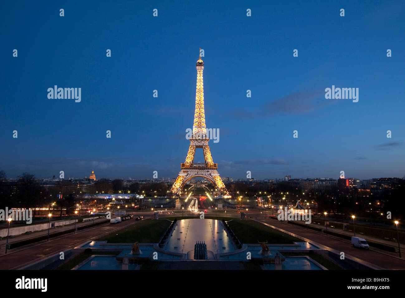 La tour Eiffel au coucher du soleil, vue du Trocadéro tandis que la tour est brillant, Paris, France Banque D'Images