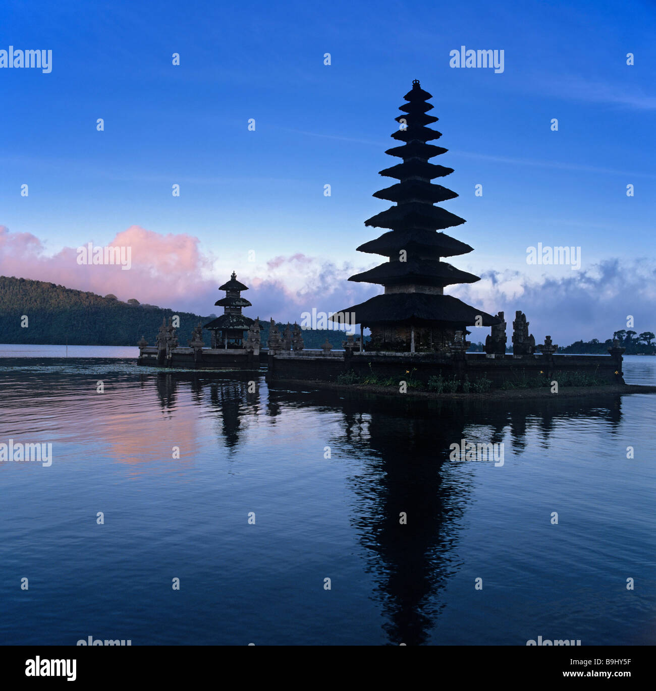 Temple d'Ulun Danu, le lac Bratan, crépuscule, Bali, Indonésie, Asie du sud-est Banque D'Images