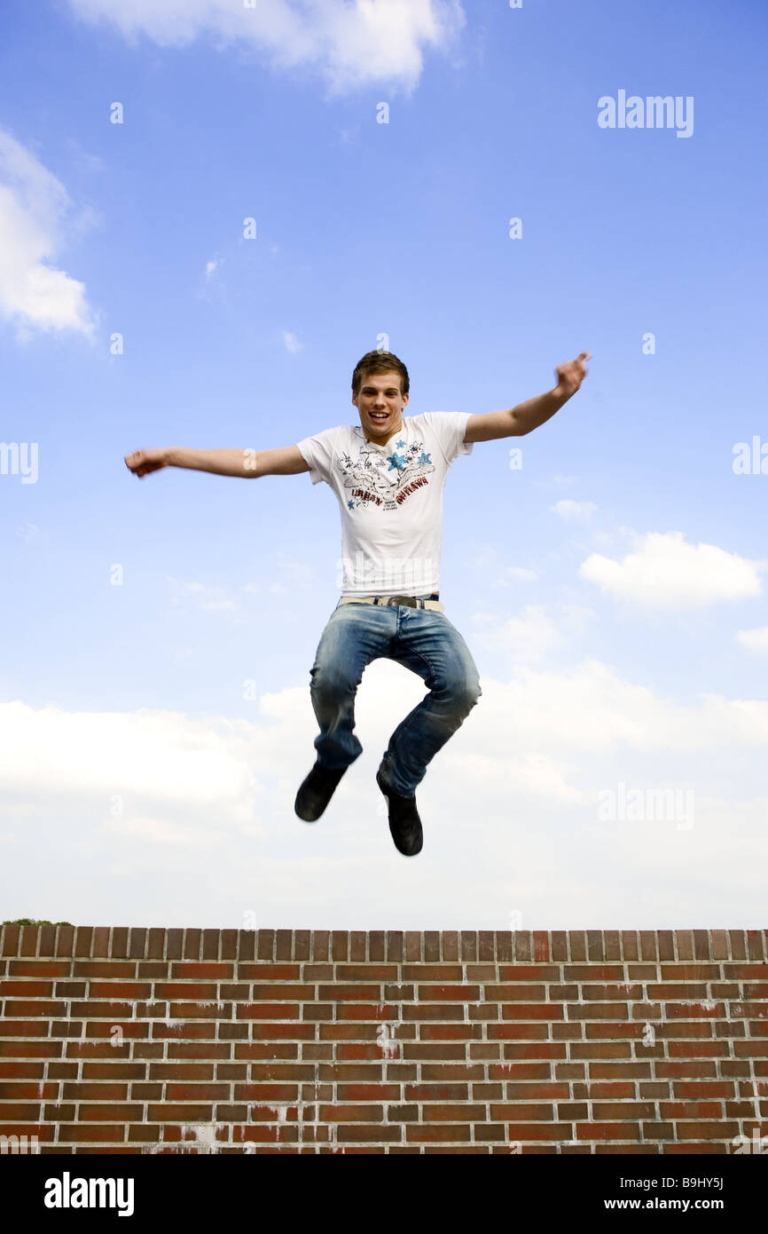 Jeune homme mur de saut de 20 à 30 ans Personnes temps de loisirs à l'extérieur unique pleine longueur d'été sportif vivacité saute le ciel Banque D'Images