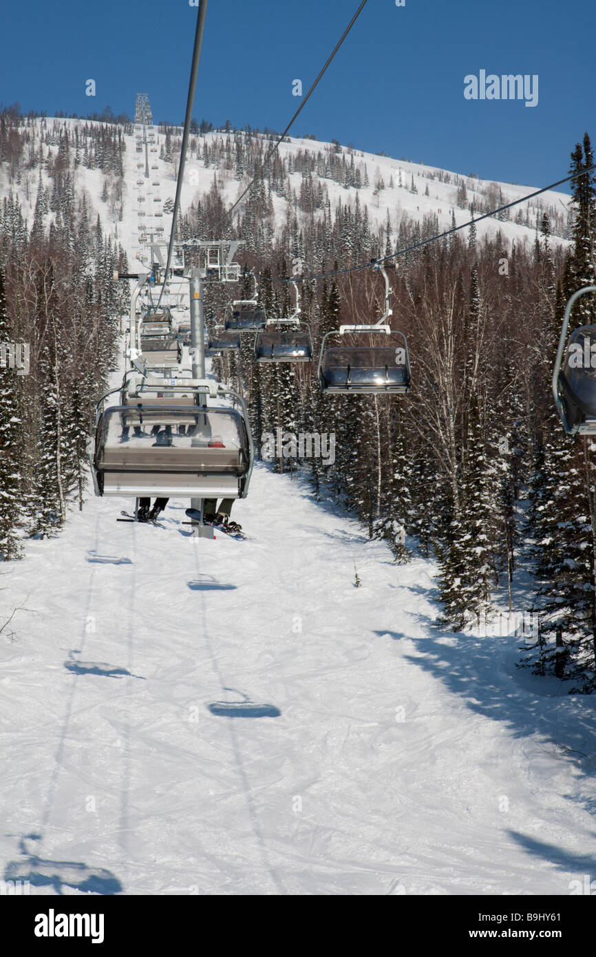 Skieurs sur une remontée mécanique jusqu'à la montagne Banque D'Images