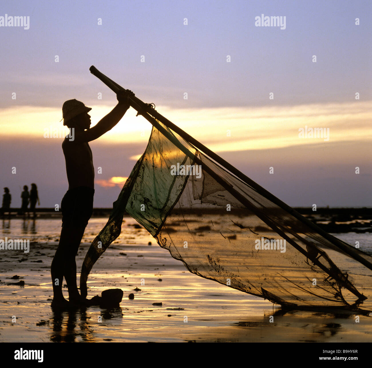 Pêcheur au filet, de l'océan, lumière du soir, Bali, Indonésie, Asie du sud-est Banque D'Images