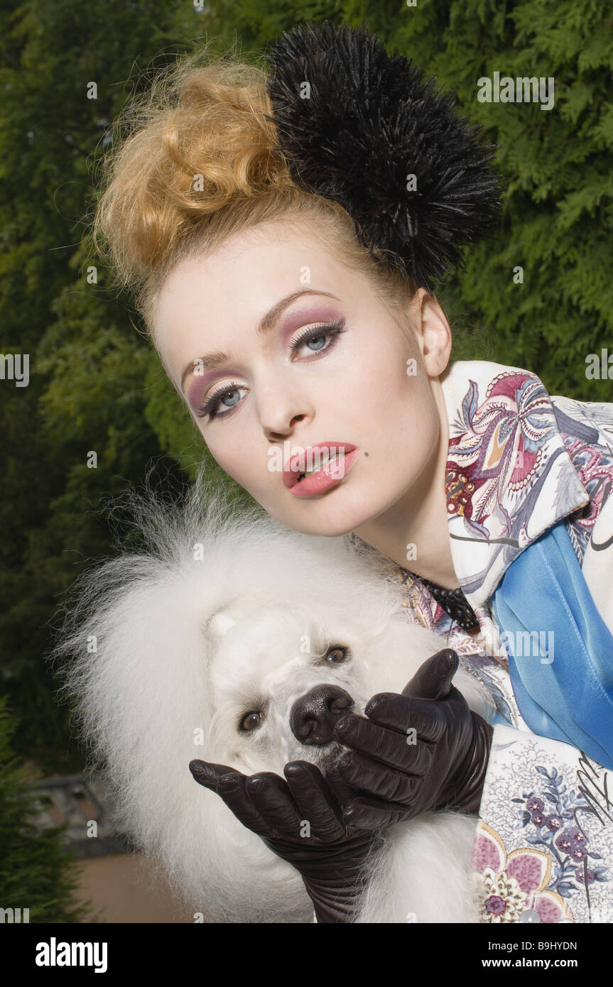 Caniches femme jeune dame pose chien animal richement big-King-caniches exalté caniches grandeur aisance grace bébête arrogant Banque D'Images