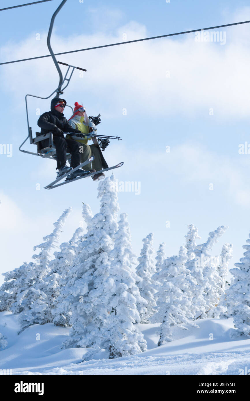 Skieurs sur une remontée mécanique jusqu'à la montagne Banque D'Images