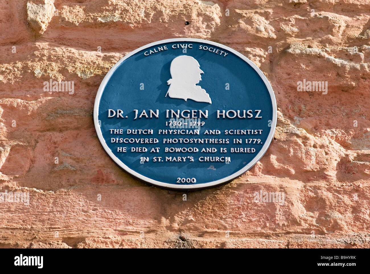 Blue plaque commémorant Dr Jan Ingen Housz 18e siècle hollandais et scientifique qui est mort et est enterré à Calne Banque D'Images