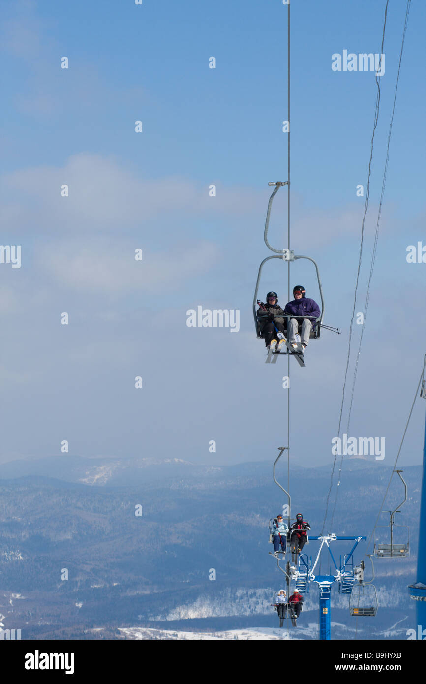 Skieurs sur une remontée mécanique jusqu'à la montagne Banque D'Images
