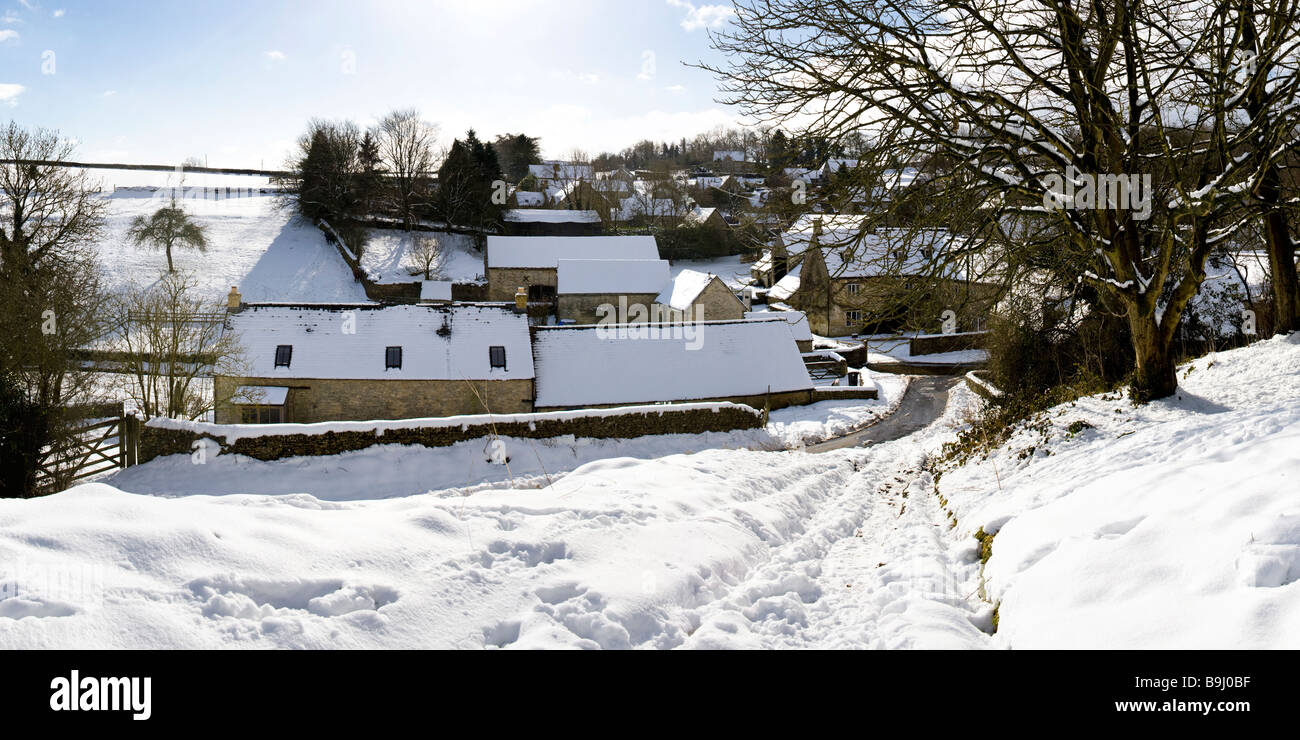 Une vue panoramique de neige de l'hiver dans le village de Cotswold Duntisbourne Leer, Gloucestershire Banque D'Images