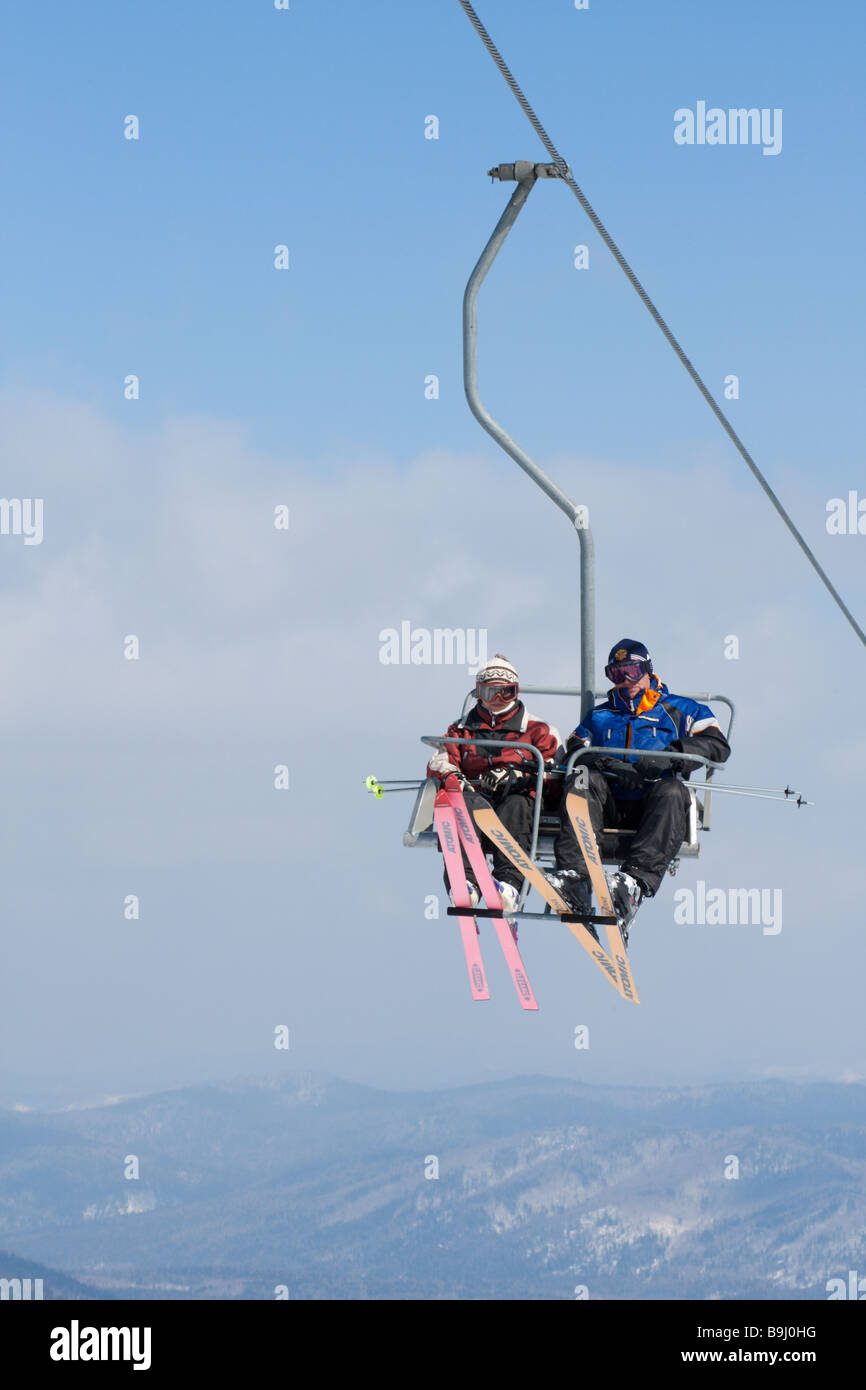 Skieurs sur une remontée mécanique jusqu'à la montagne Banque D'Images