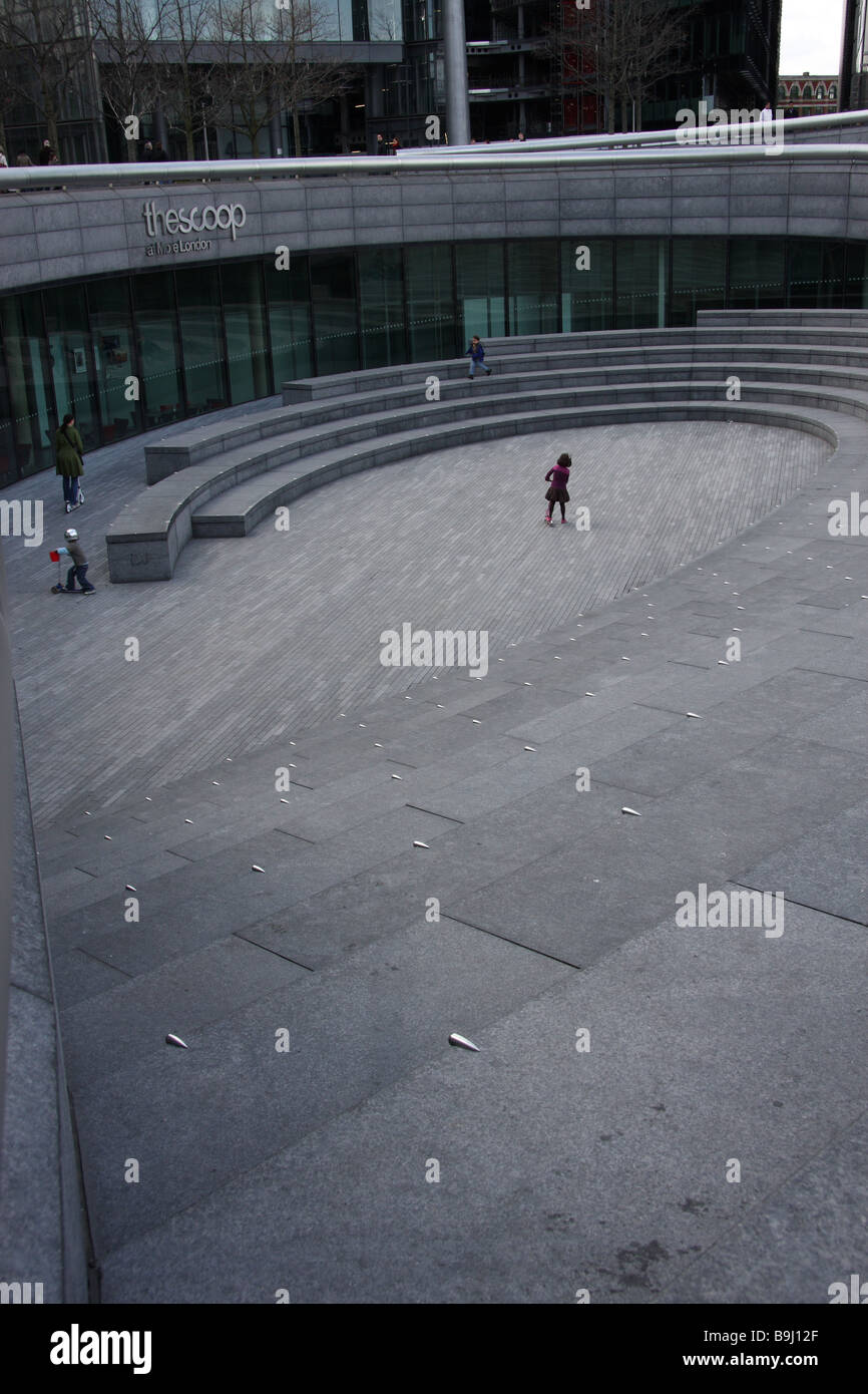 London England uk building architecture moderne tamise piazza enfant jouant Banque D'Images