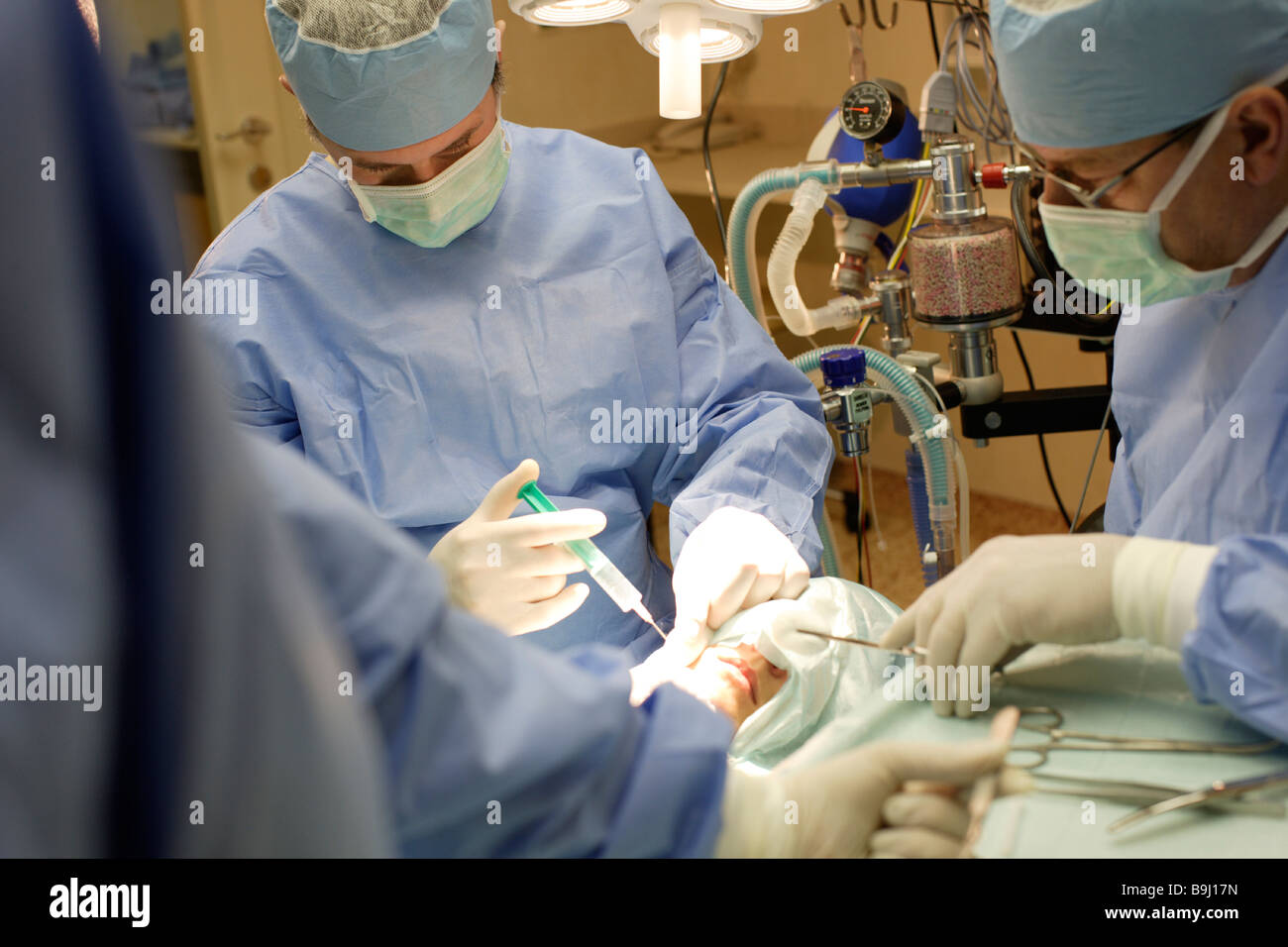 Chirurgien pour faire une injection dans la salle d'opération Banque D'Images