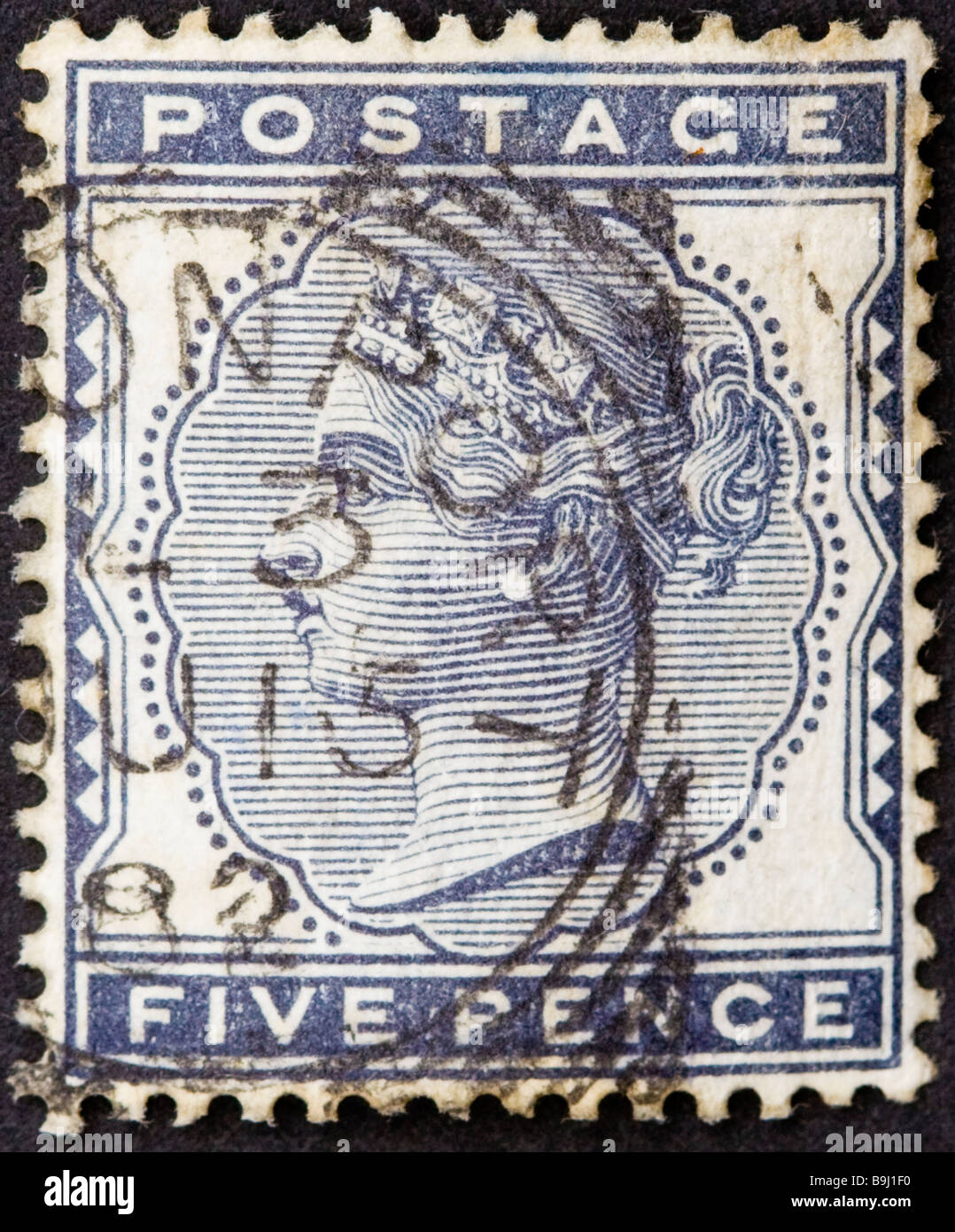 Gros plan d'un penny, 5d, indigo Victorian British postal timbre sur fond noir émis vers 1880. Utilisé avec le marquage postal. 1880 SG 169 Banque D'Images