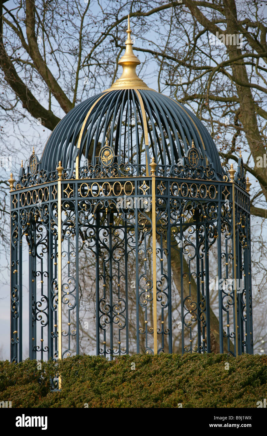 La Rotonde en fonte, Queen's Garden, Kew Palace, Jardins botaniques royaux de Kew, Londres, UK Banque D'Images