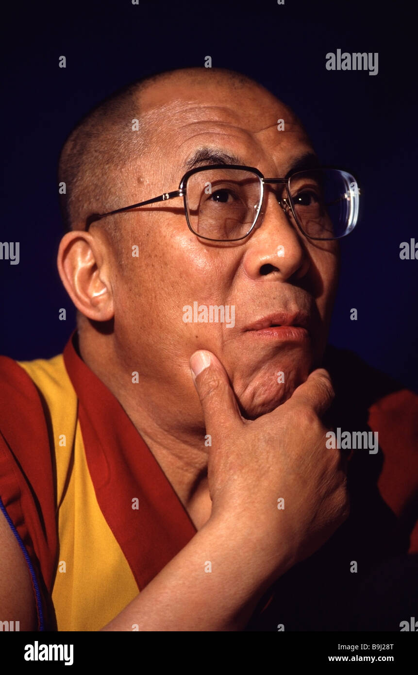 Le dalaï-lama l'examen d'une question au cours d'une conférence de presse. Banque D'Images