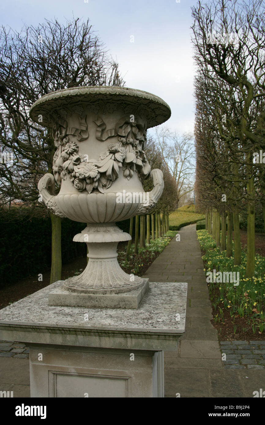 Vase d'ornement et de jardins, le Queen's Garden, Kew Palace, Jardins botaniques royaux de Kew, Londres, UK Banque D'Images