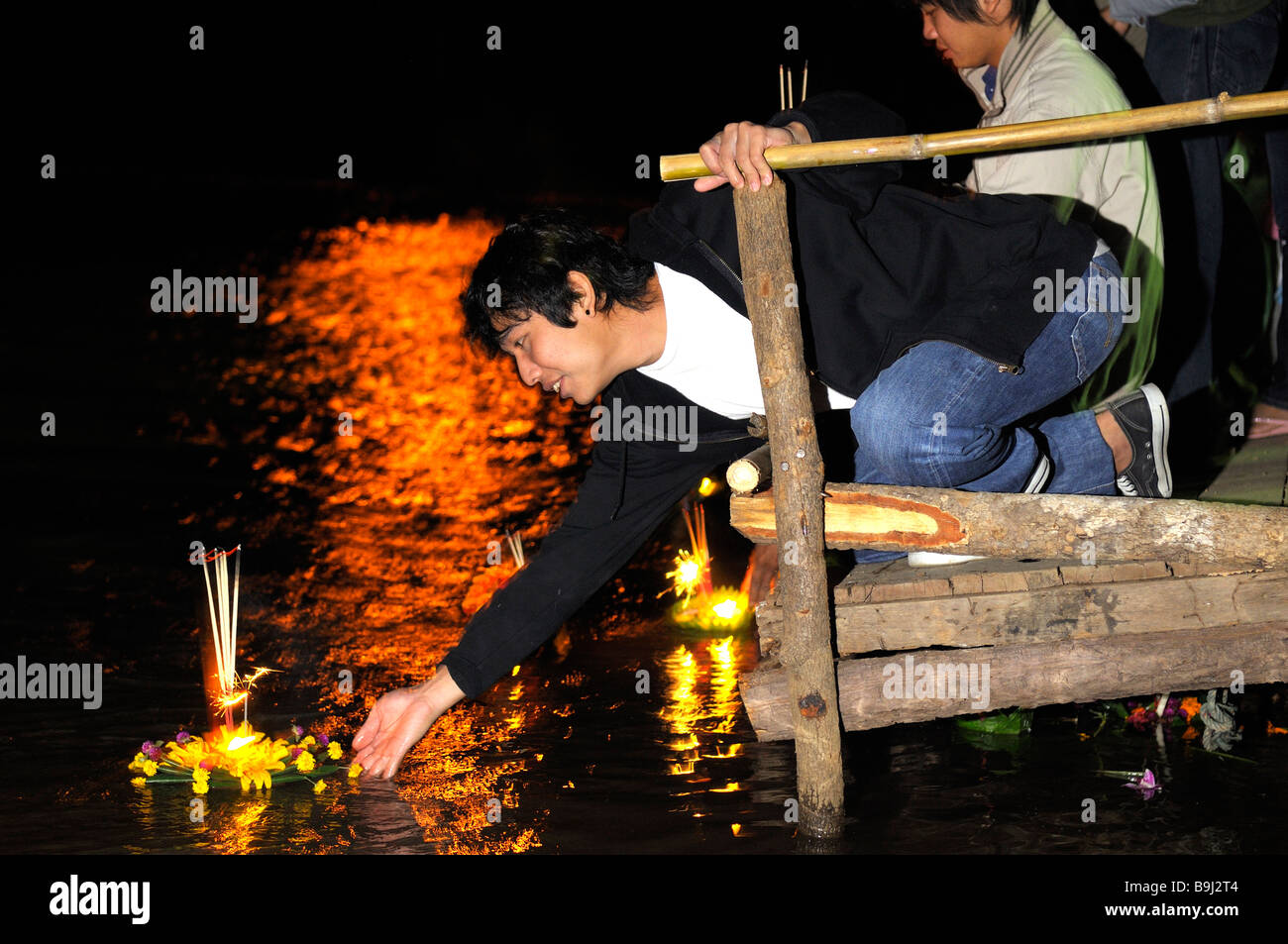 Loi Krathong, Fête de la lumière sur la rivière Yuam, libérant les gens petits flotteurs dans l'eau, Mae Sariang, Thailande, Asie Banque D'Images