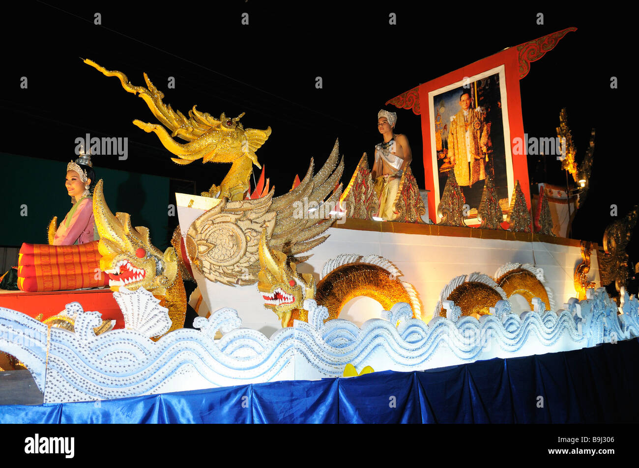 Loi Krathong, Fête des lumières, des costumes et de flottement dans un défilé à travers le centre ville, Mae Sariang, Thailande, Asie Banque D'Images