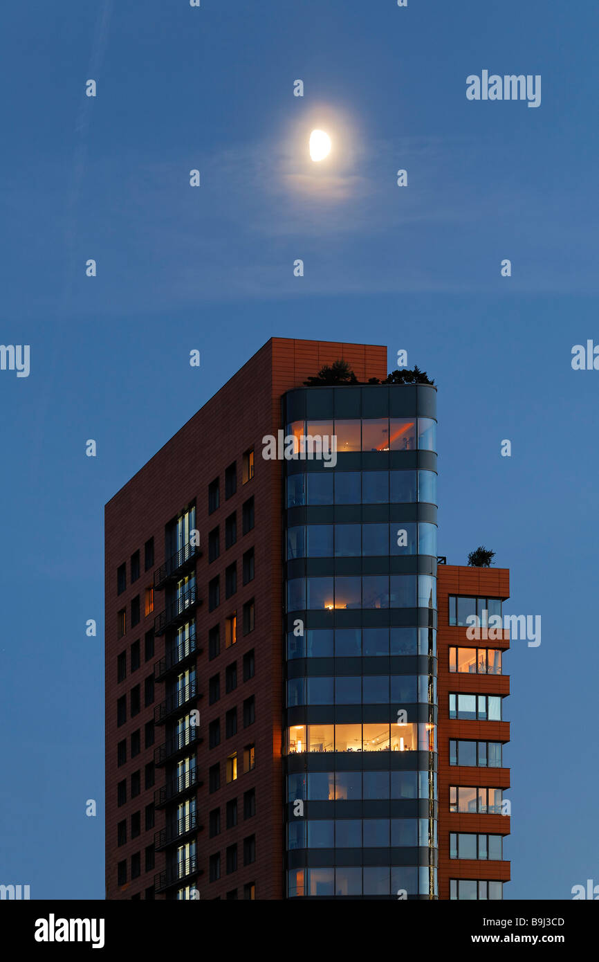 Immeuble d'appartements modernes, lumineux, fenêtre photo de nuit avec lune, Düsseldorf, Rhénanie, Hesse, Allemagne, E Banque D'Images
