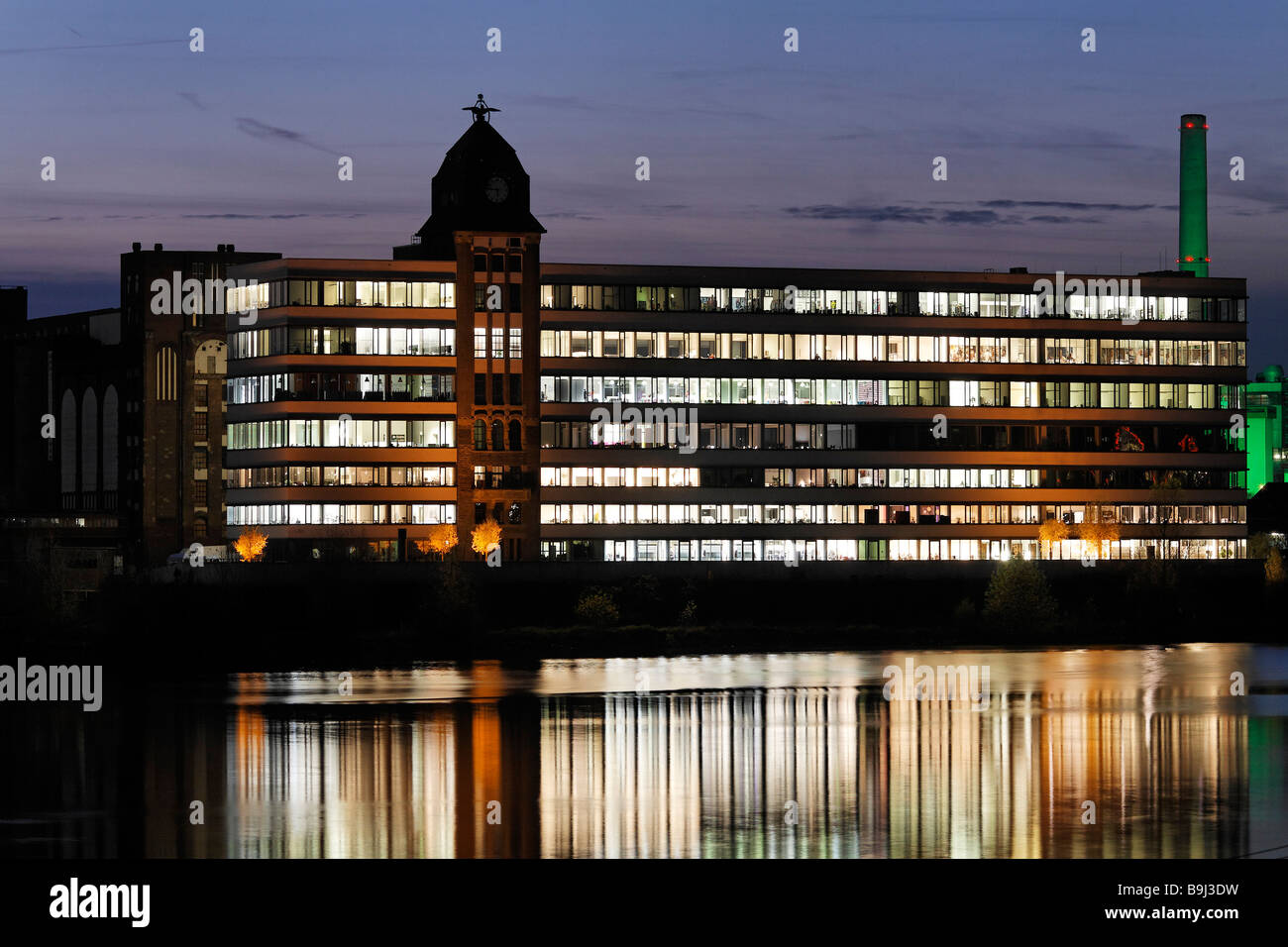 Ancien moulin Plange, bloc de bureau moderne, photo de nuit, port Medienhafen, Düsseldorf, Rhénanie, Rhénanie du Nord-Westphalie, Germa Banque D'Images