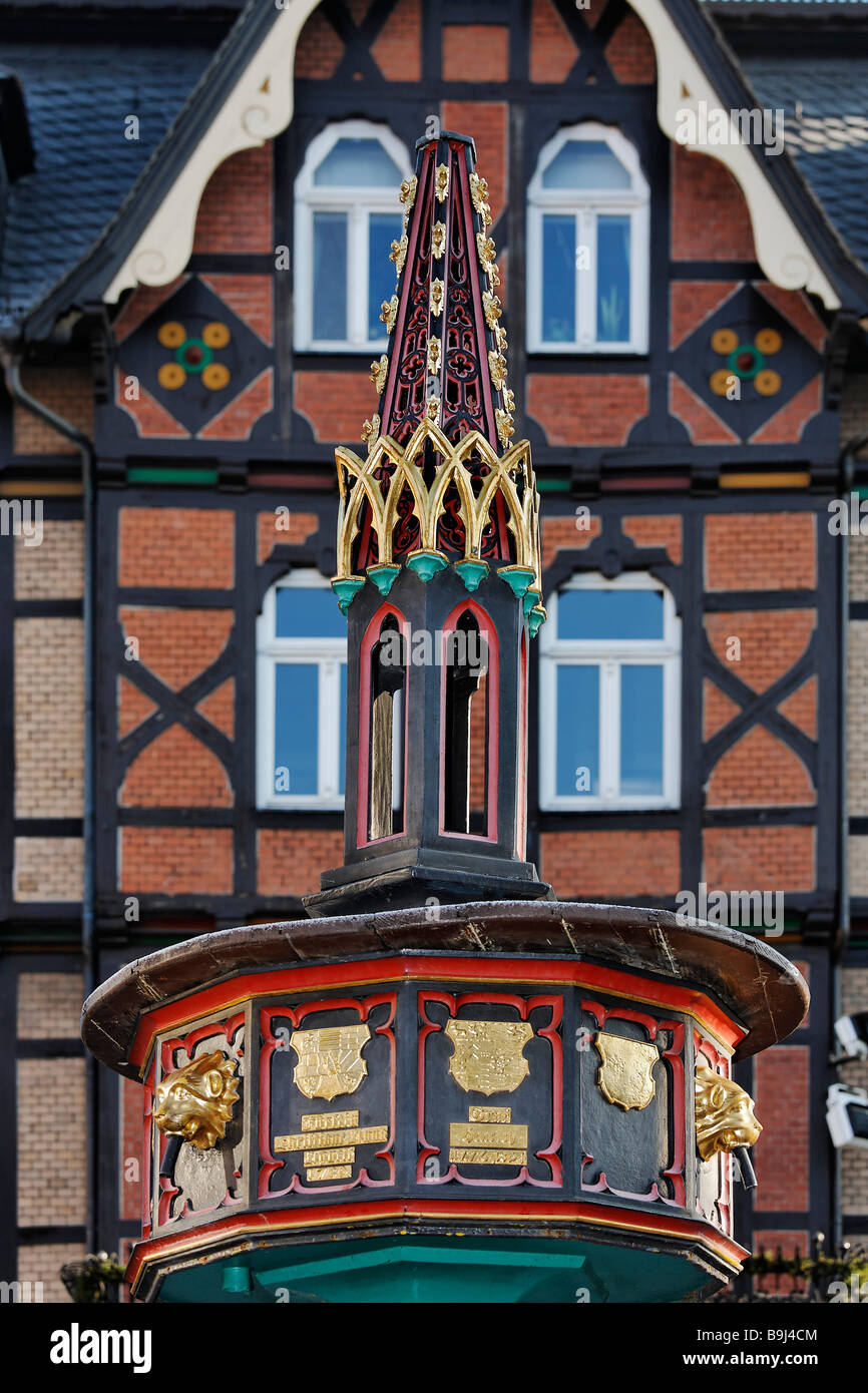 Fontaine historique en face d'une maison à colombages, centre historique de la ville, place du marché de Wernigerode, Harz, Saxe-Anhalt, Germa Banque D'Images